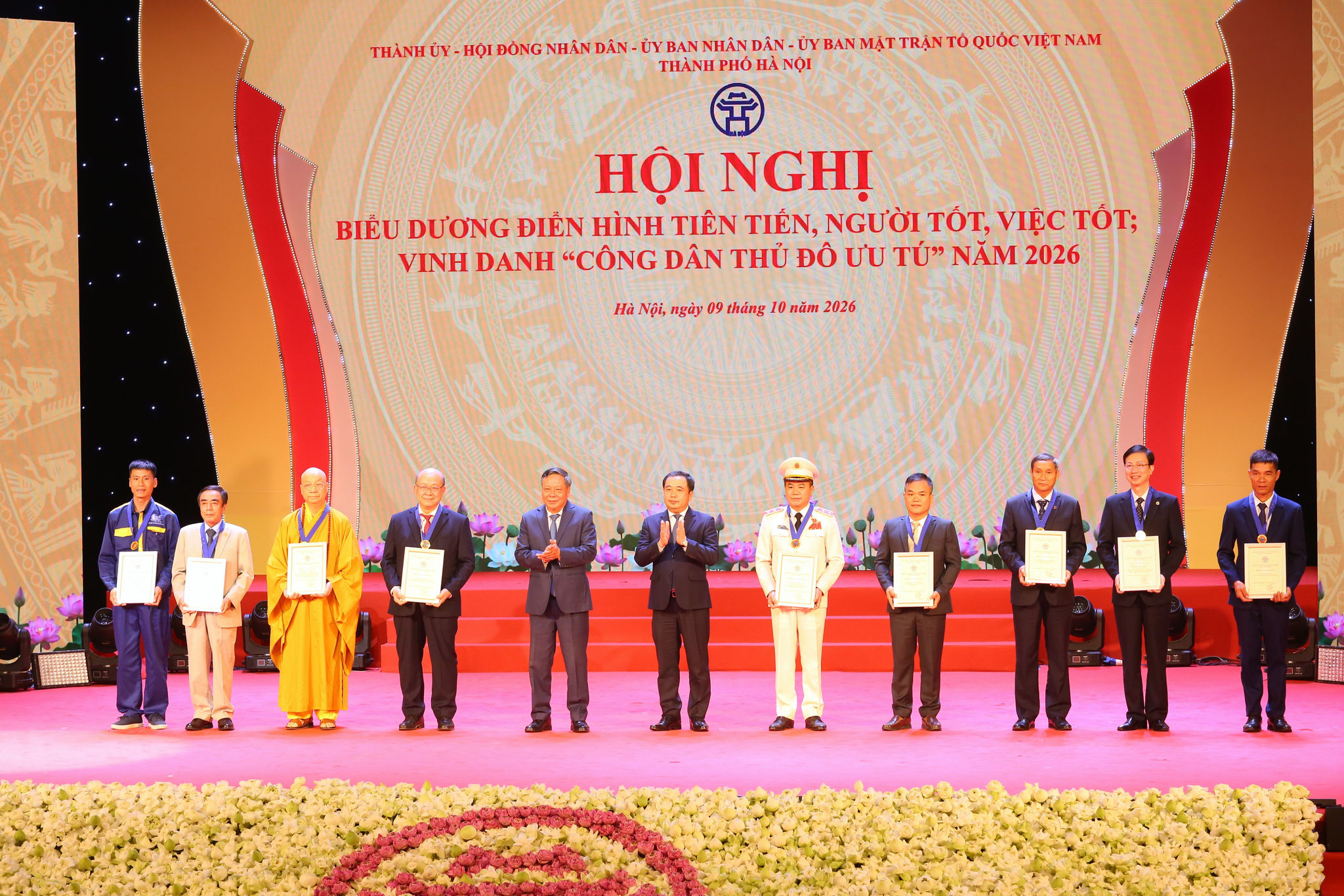 9 cá nhân xuất sắc được Bí thư Thành ủy Hà Nội Trần Đức Thắng và Phó Bí thư Thành ủy Hà Nội Nguyễn Văn Phong trao tặng Danh hiệu “Công dân Thủ đô ưu tú'”.