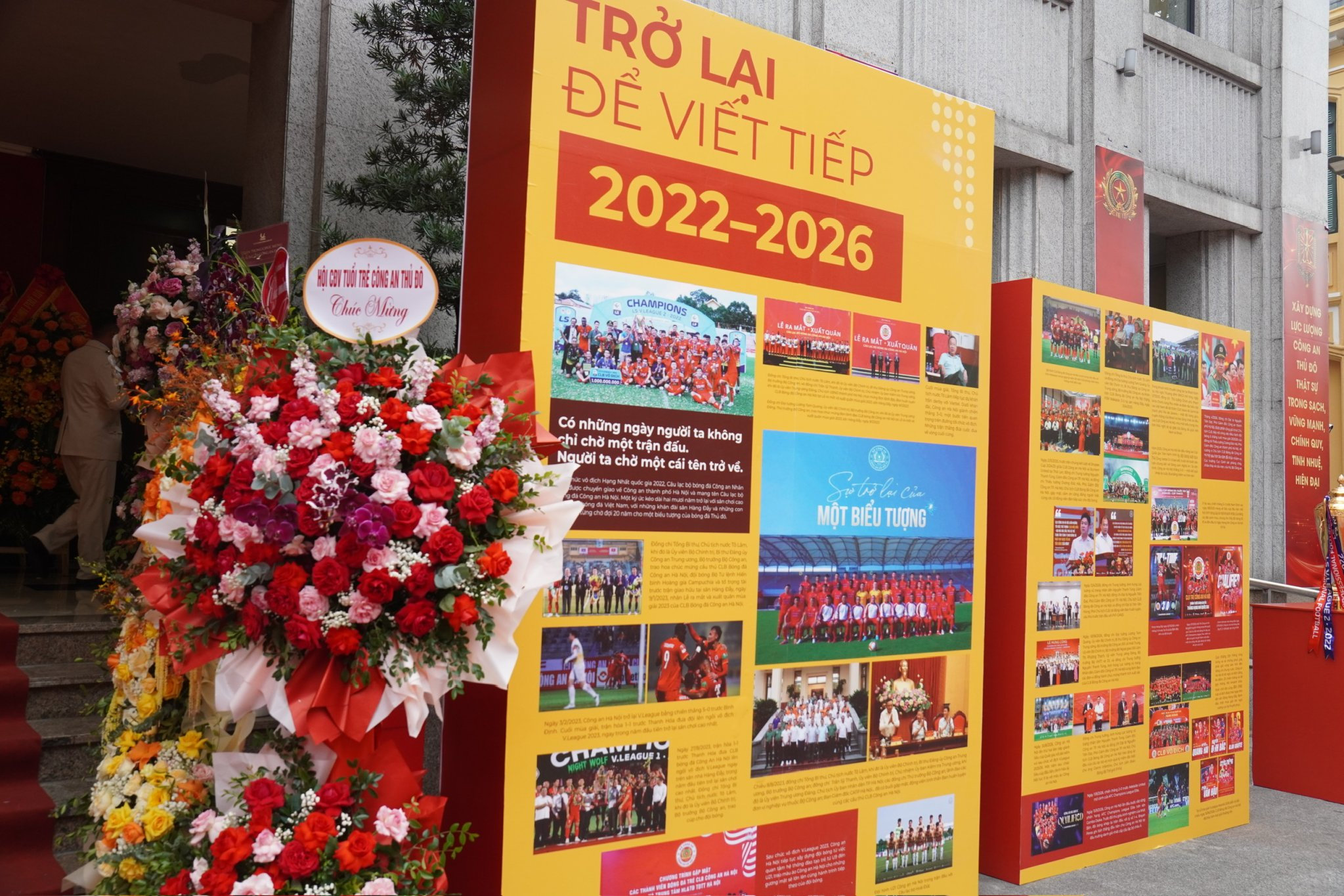 Triển lãm “70 năm - Một biểu tượng, một niềm tự hào” giới thiệu những hình ảnh, tư liệu, hiện vật tái hiện lịch sử 70 năm xây dựng, phát triển và những dấu ấn của các thế hệ cầu thủ Câu lạc bộ bóng đá Công an Hà Nội