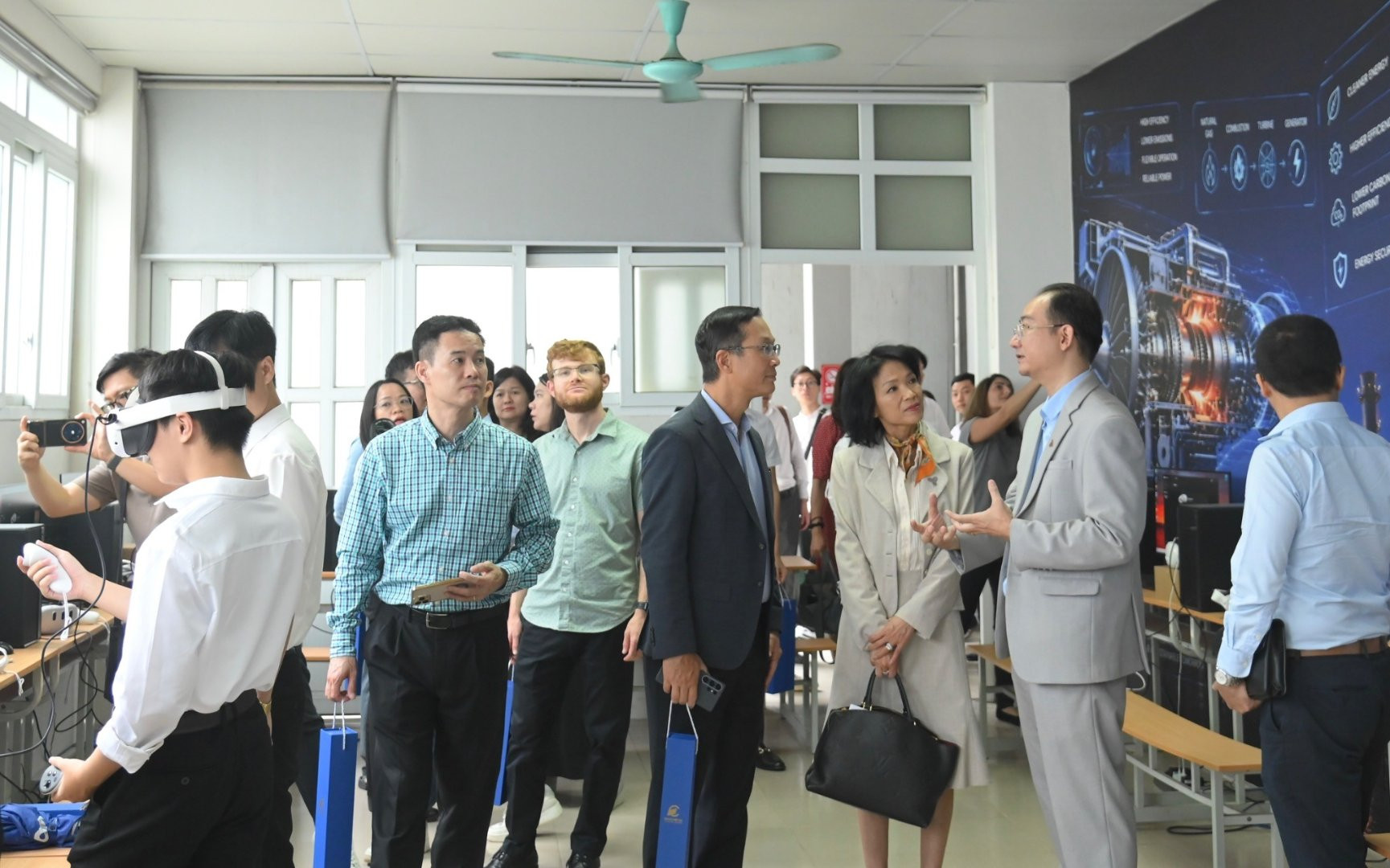 Các đại biểu và sinh viên tham quan Trung tâm
