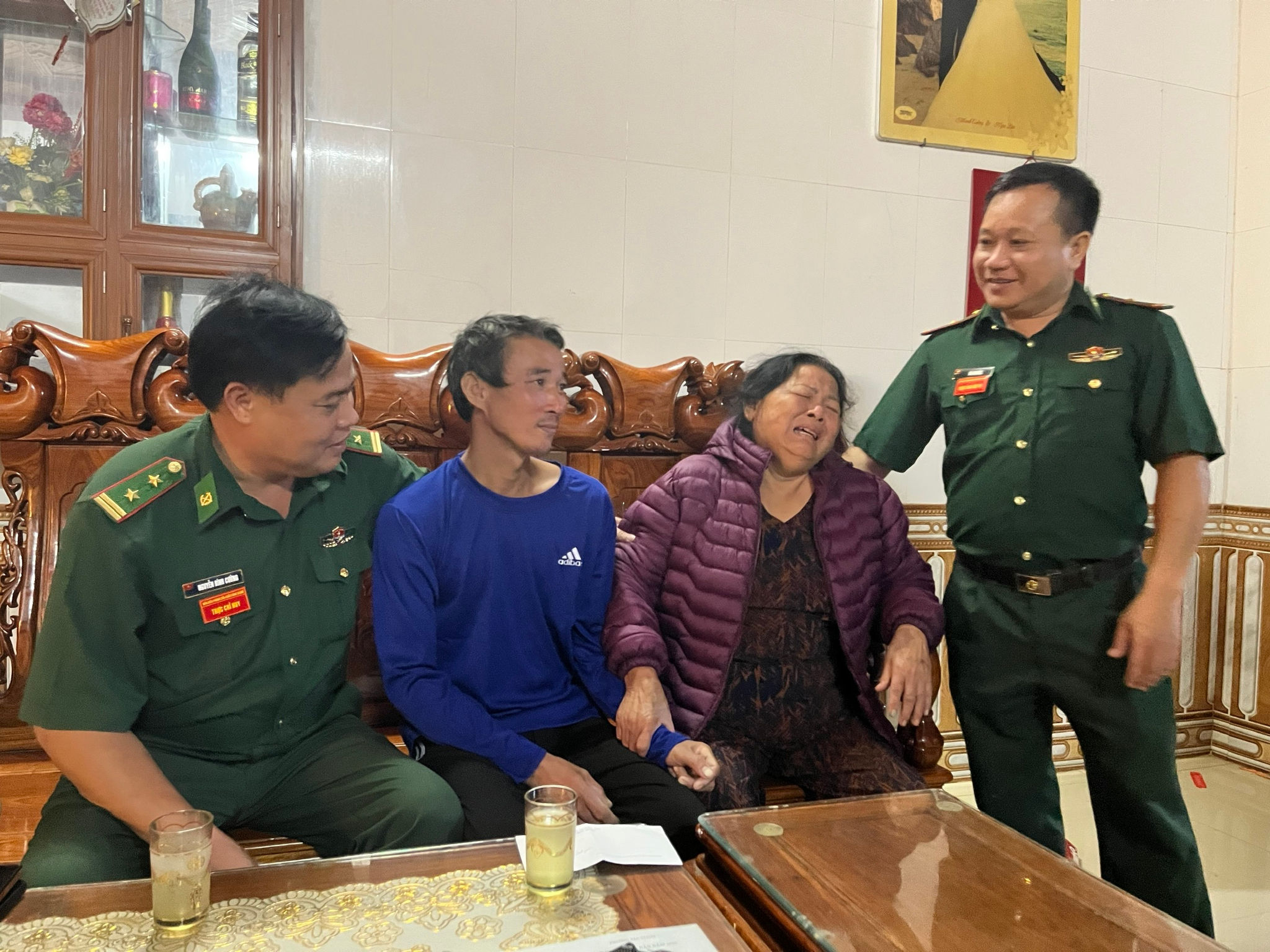 Chỉ huy Đồn Biên phòng Cửa khẩu Cảng Gianh thăm hỏi, động viên gia đình và ngư dân