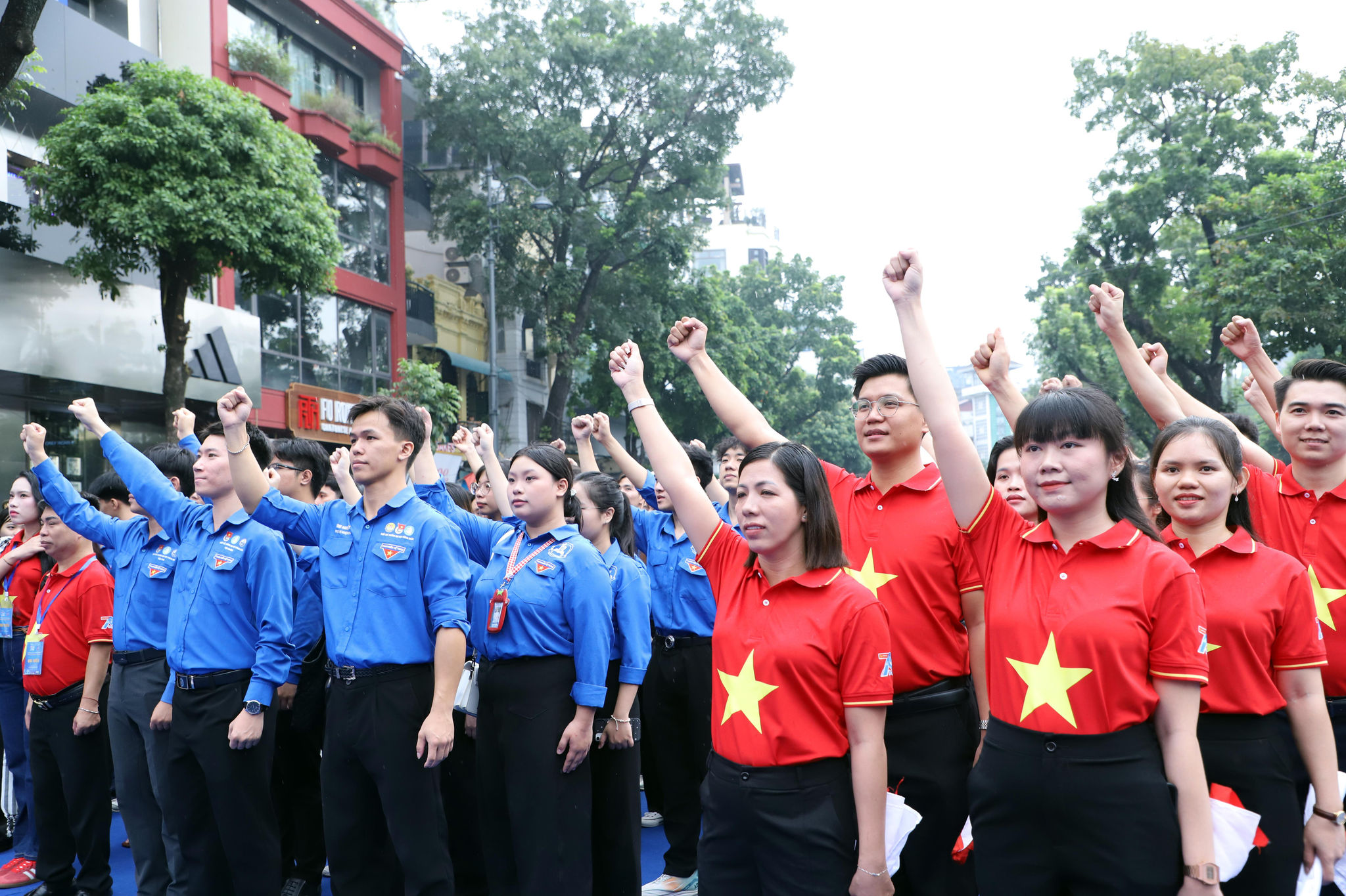 Đoàn viên, thanh niên hô vang khẩu hiệu ”Vì Tổ quốc Việt Nam giàu mạnh và văn minh, thanh niên tiến”
