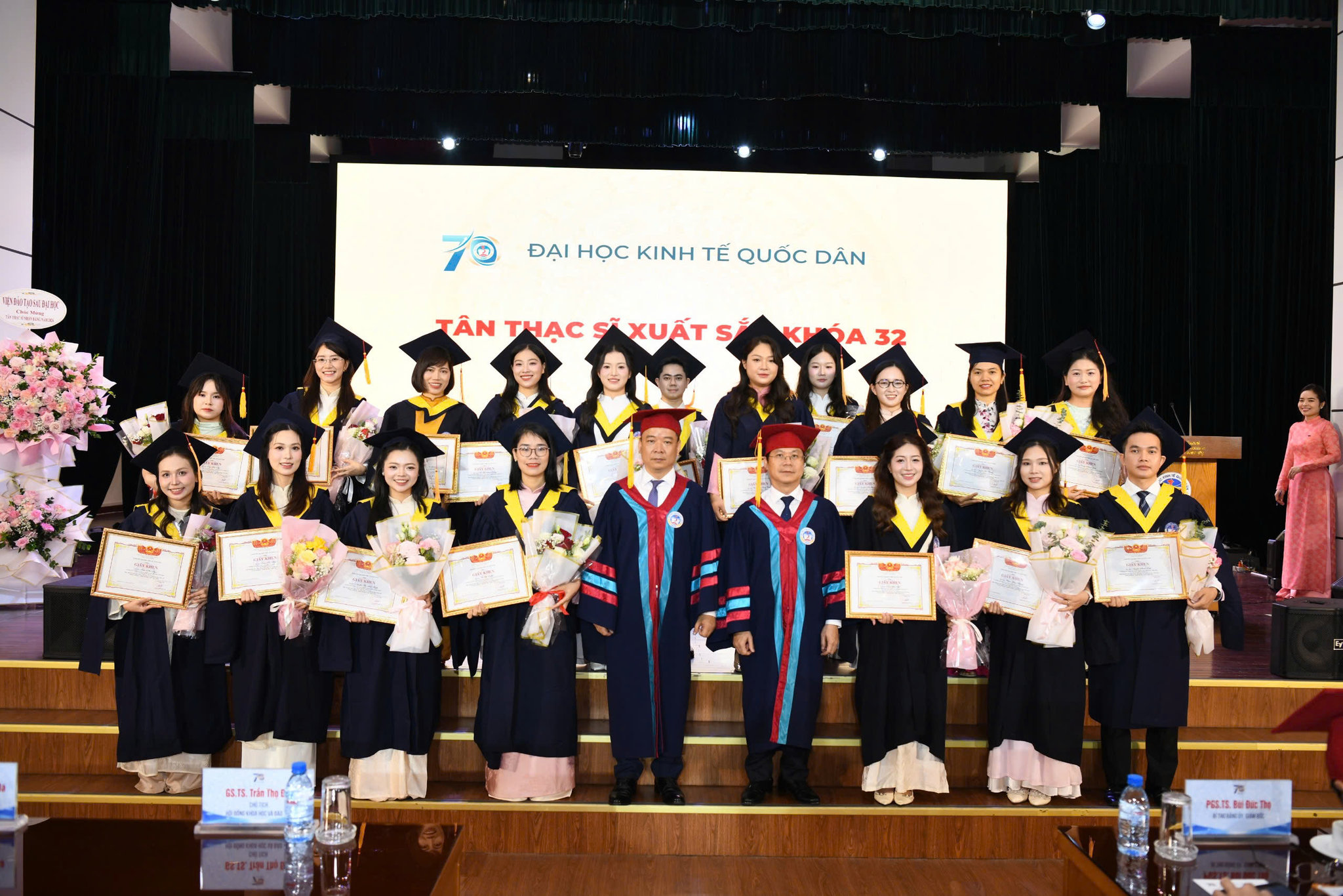 Lãnh đạo nhà trường trao bằng và hoa cho các tân Thạc sĩ đạt danh hiệu xuất sắc toàn khóa 32