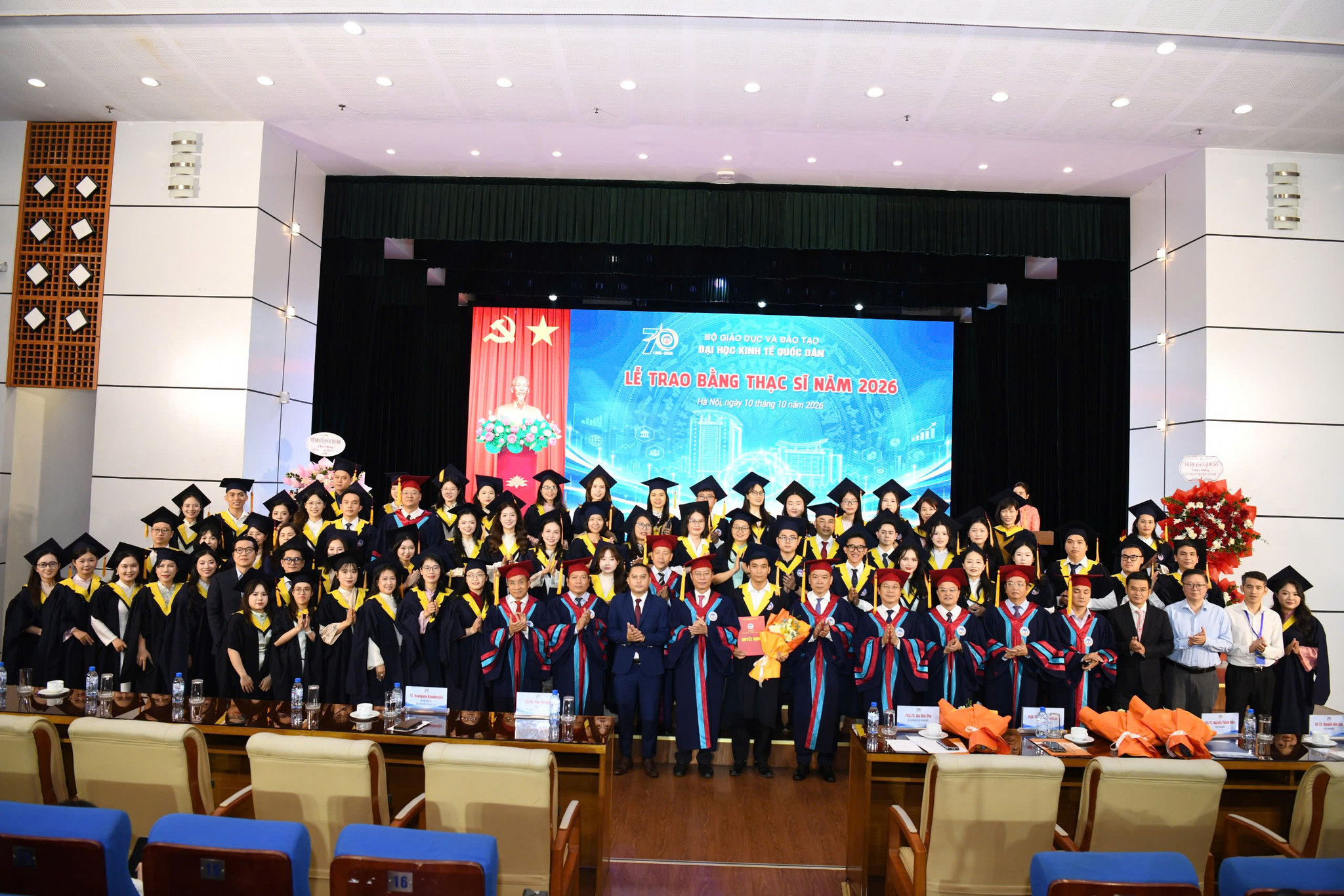 Các tân Thạc sĩ chụp ảnh cùng lãnh đạo nhà trường cuối buổi Lễ trao bằng Thạc sĩ năm 2026