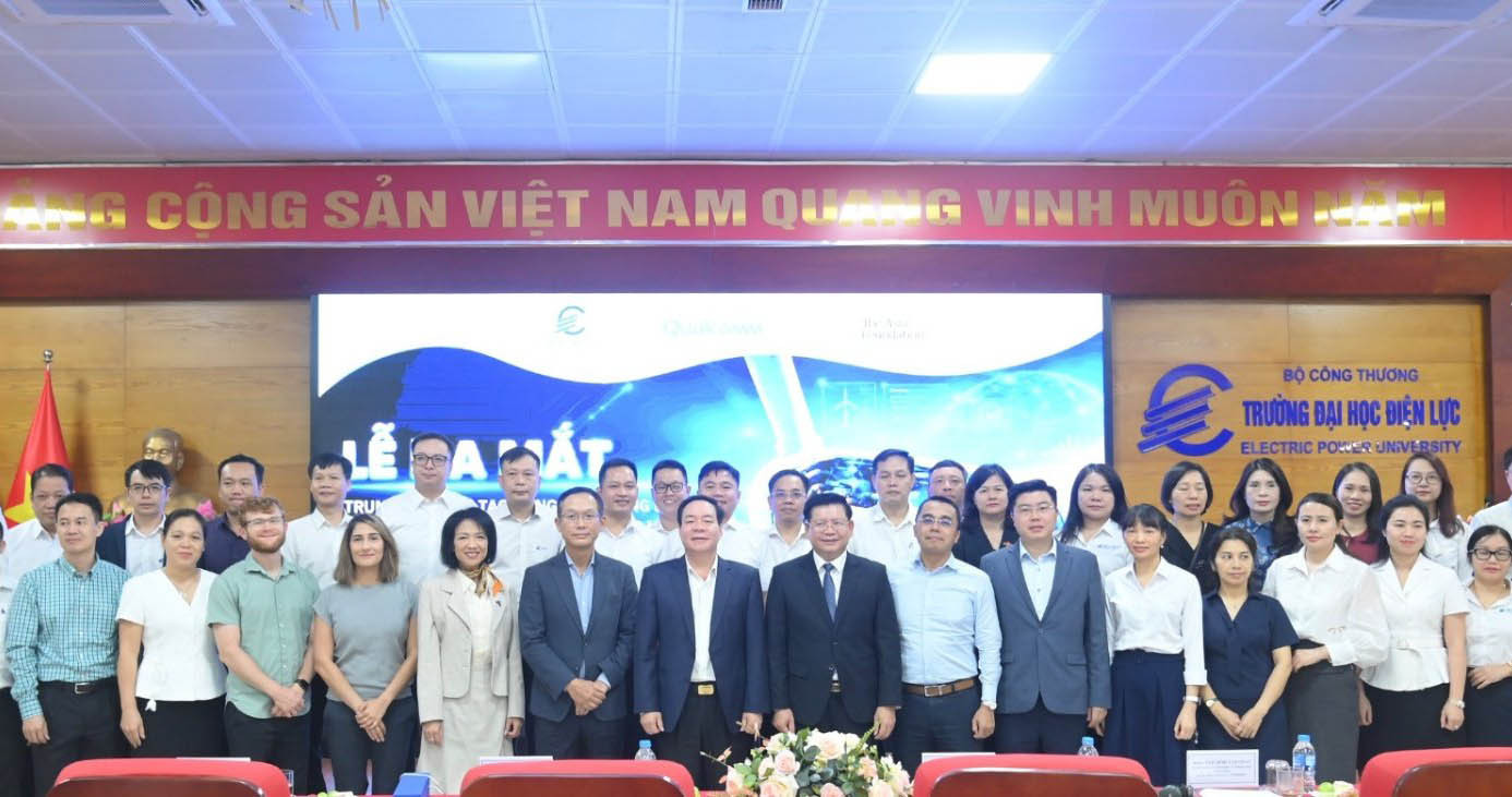 Các đại biểu dự Lễ ra mắt Trung tâm chụp ảnh lưu niệm tại