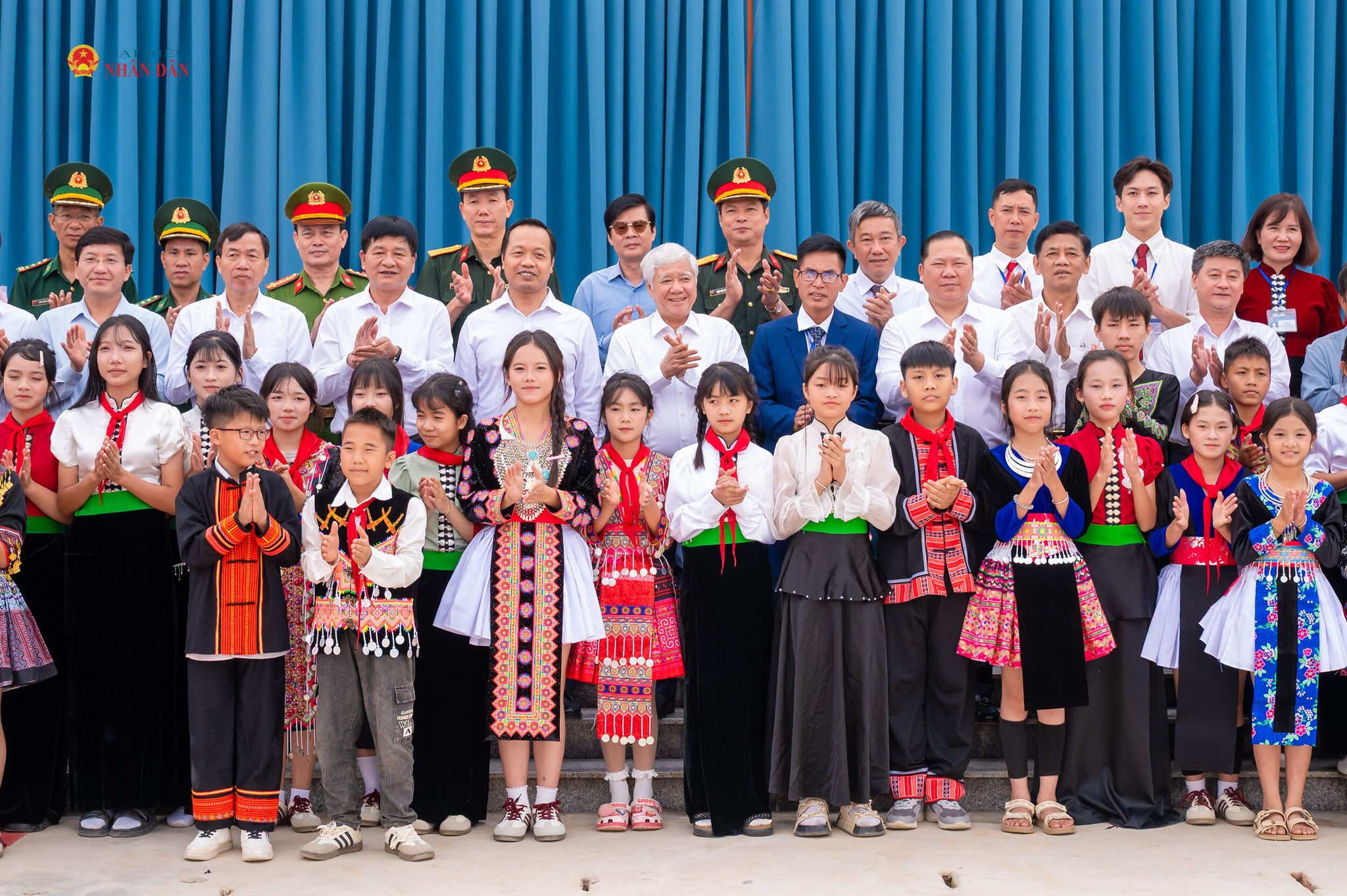 Phó Chủ tịch Thường trực Quốc hội Đỗ Văn Chiến cùng các đại biểu, thầy cô và trò Trường Phổ thông Nội trú Tiểu học và THCS Sam Mứn, xã Sam Mứn chụp ảnh lưu niệm