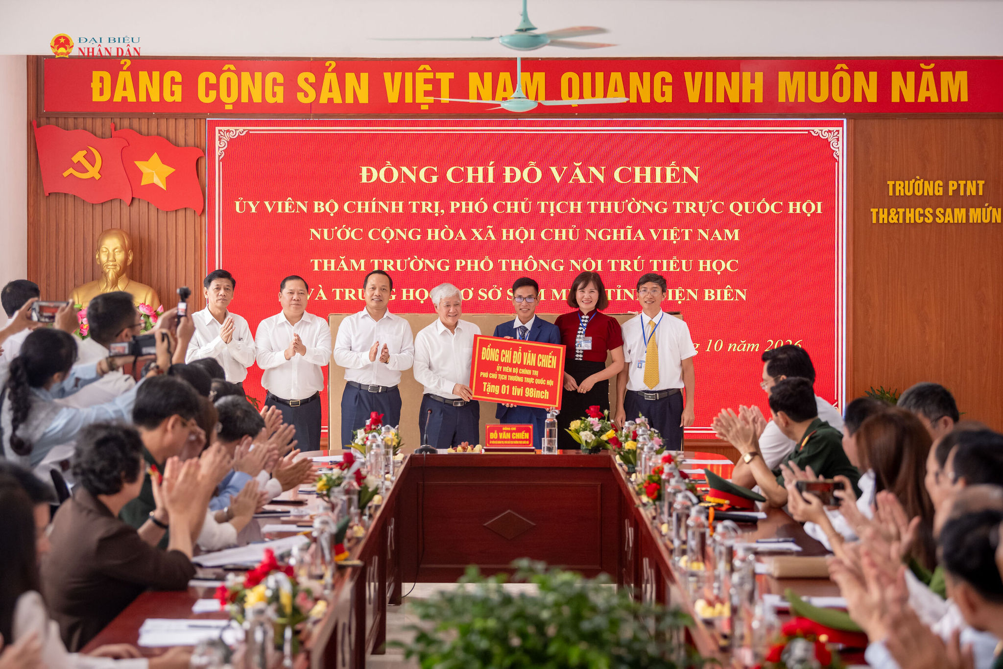 Phó Chủ tịch Thường trực Quốc hội Đỗ Văn Chiến trao quà tặng Trường Phổ thông Nội trú Tiểu học và THCS Sam Mứn, xã Sam Mứn