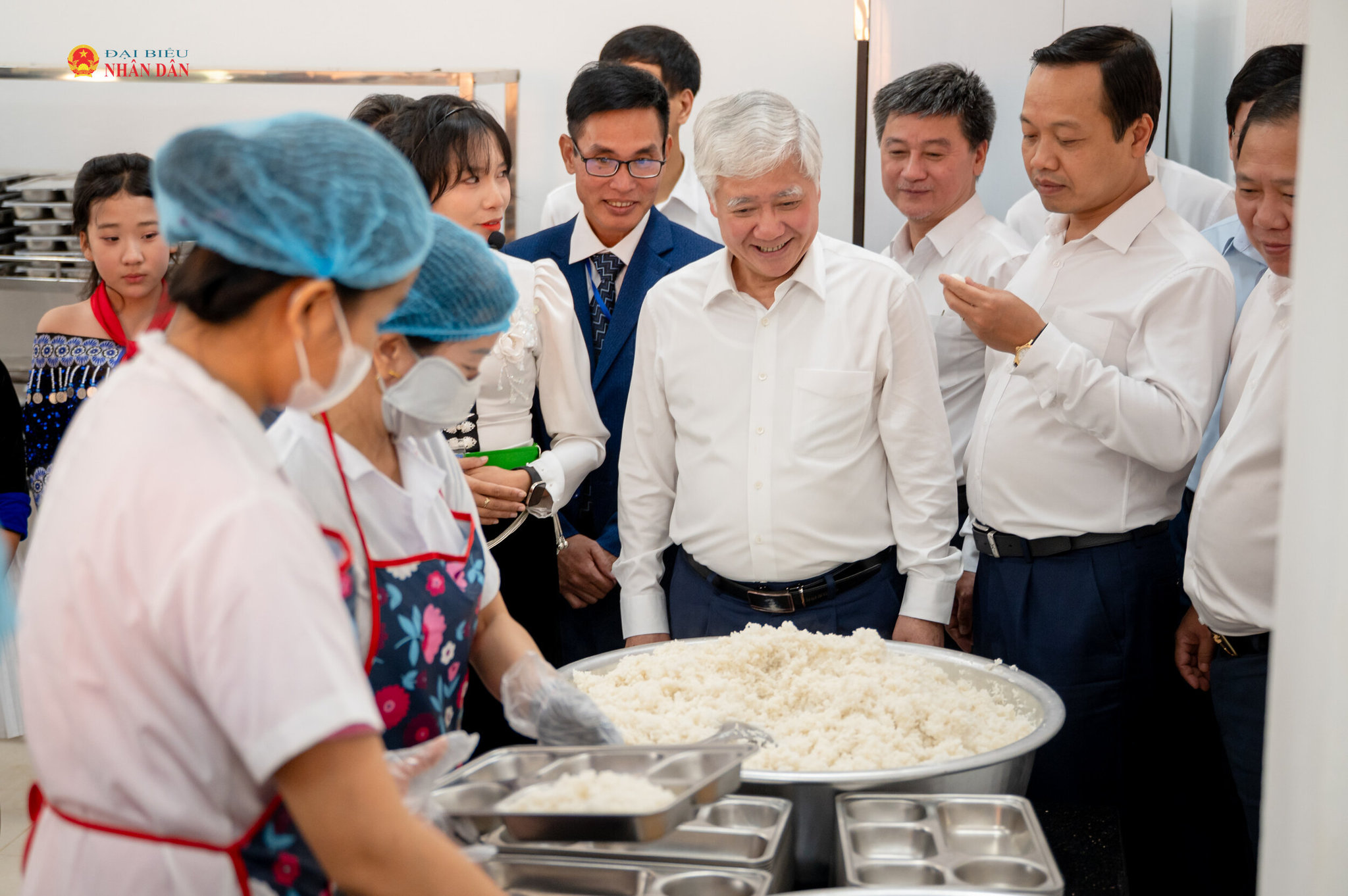 Phó Chủ tịch Thường trực Quốc hội Đỗ Văn Chiến thăm, kiểm tra cơ sở vật chất Trường Phổ thông Nội trú Tiểu học và THCS Sam Mứn. Ảnh: Phạm Thắng