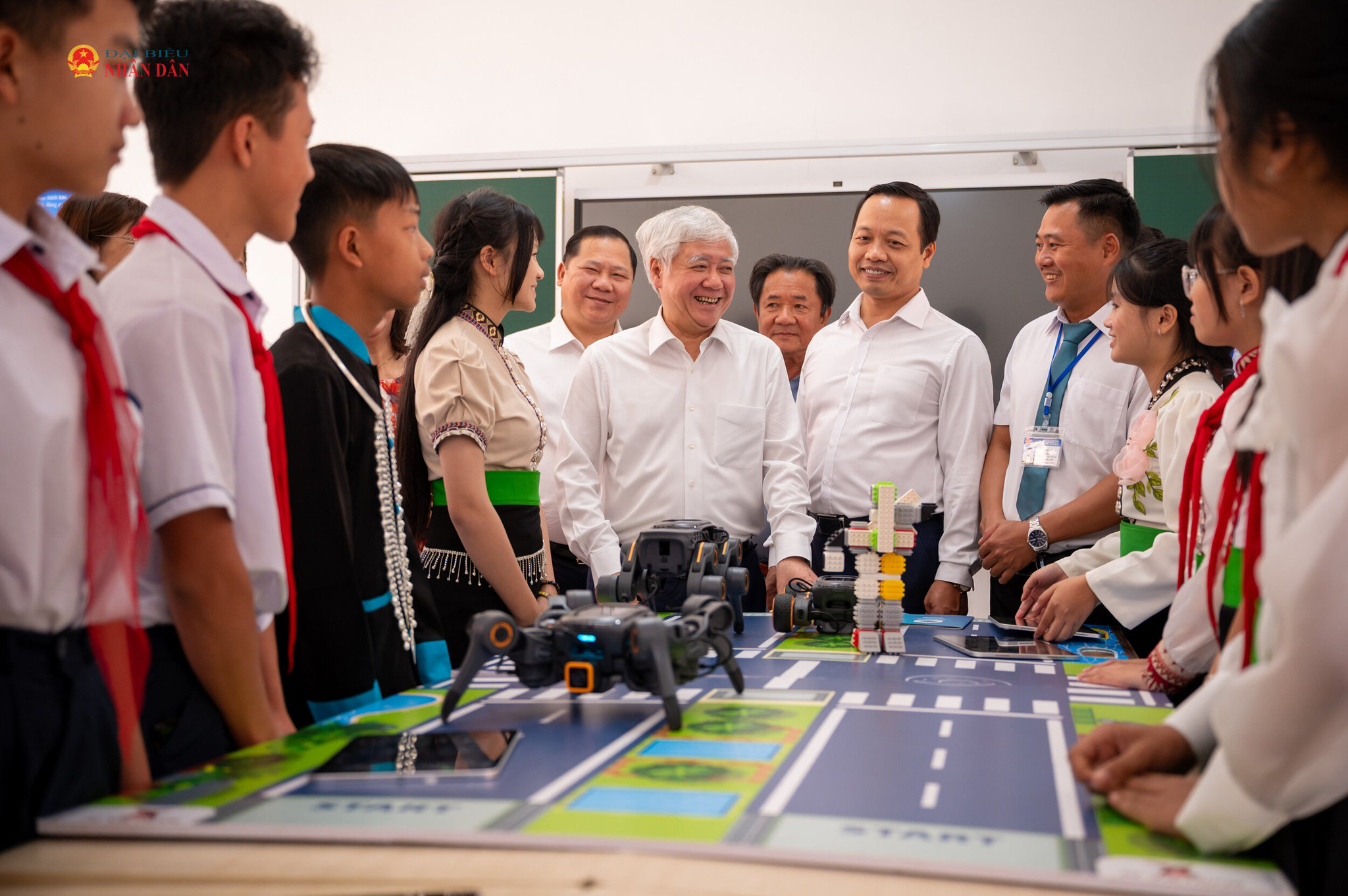 Phó Chủ tịch Thường trực Quốc hội Đỗ Văn Chiến thăm, kiểm tra cơ sở vật chất Trường Phổ thông Nội trú Tiểu học và THCS Sam Mứn. Ảnh: Phạm Thắng