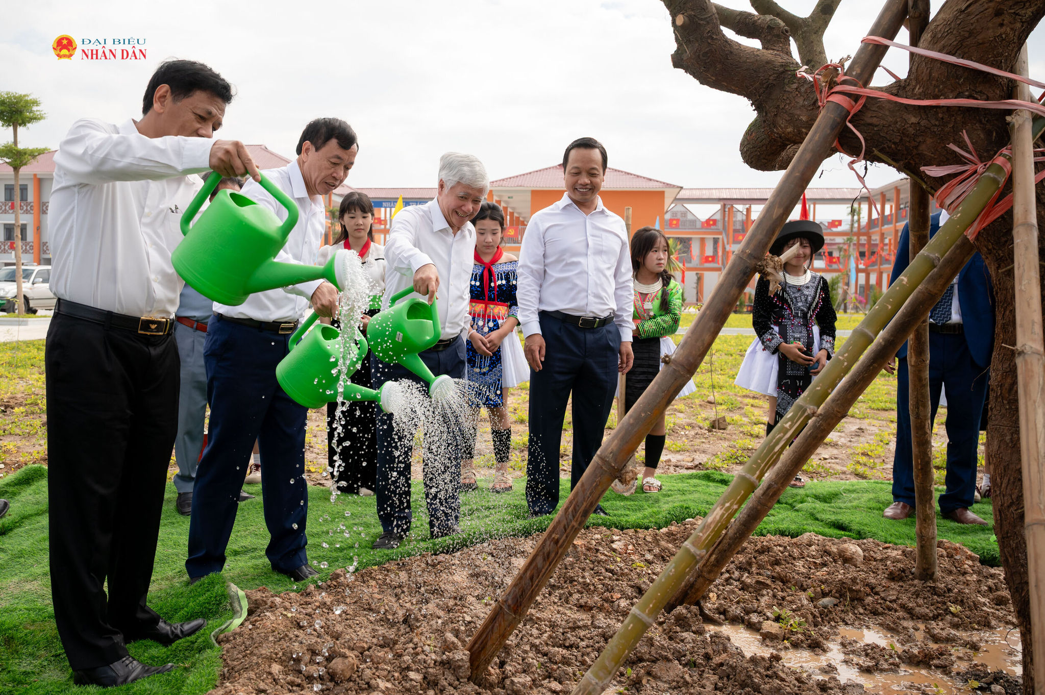 Phó Chủ tịch Thường trực Quốc hội Đỗ Văn Chiến trồng cây lưu niệm tại Trường Phổ thông Nội trú Tiểu học và THCS Sam Mứn. Ảnh: Phạm Thắng