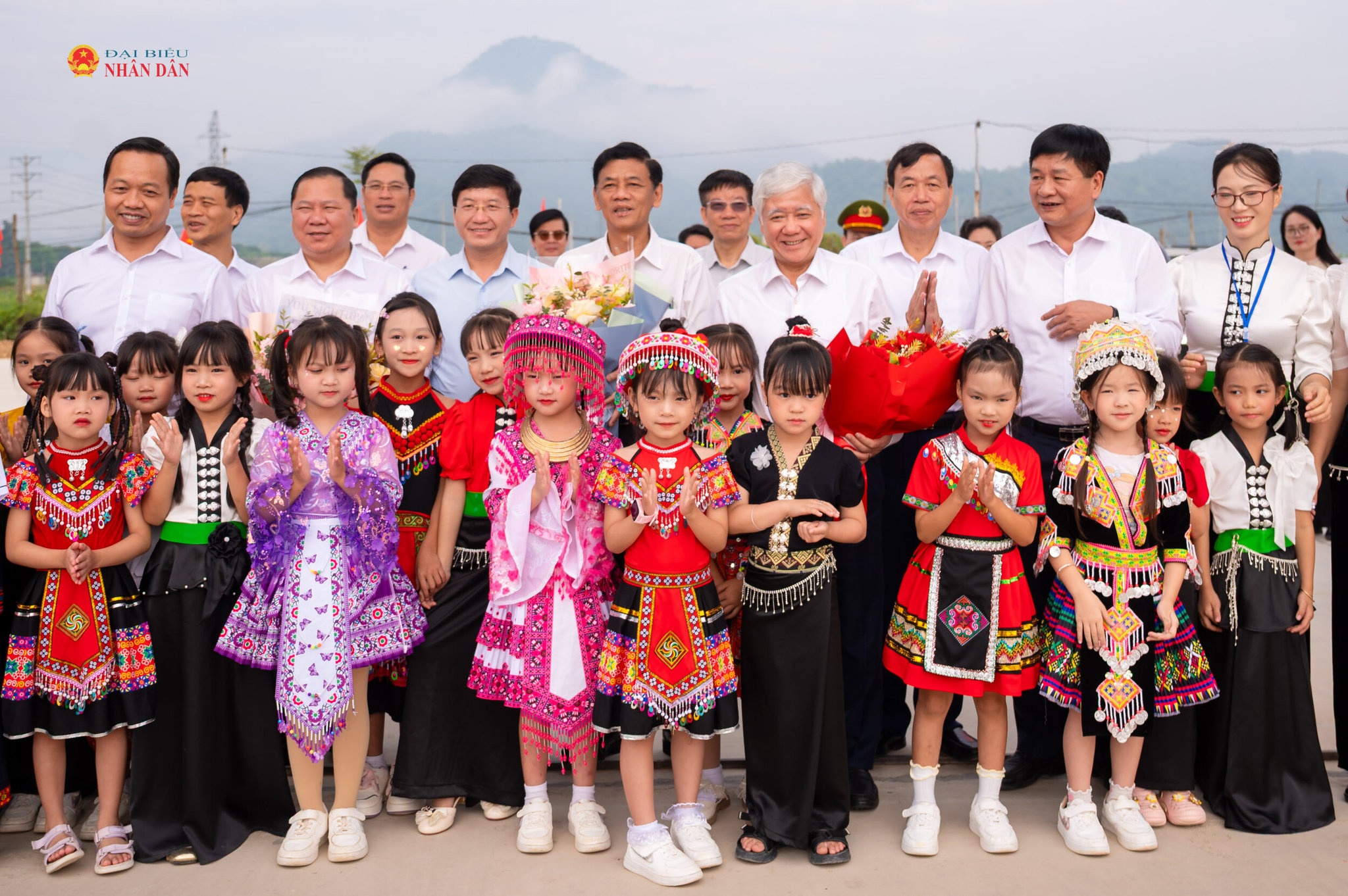 Phó Chủ tịch Thường trực Quốc hội Đỗ Văn Chiến cùng các đại biểu, thầy cô và trò Trường Phổ thông Nội trú Tiểu học và THCS Sam Mứn, xã Sam Mứn chụp ảnh lưu niệm