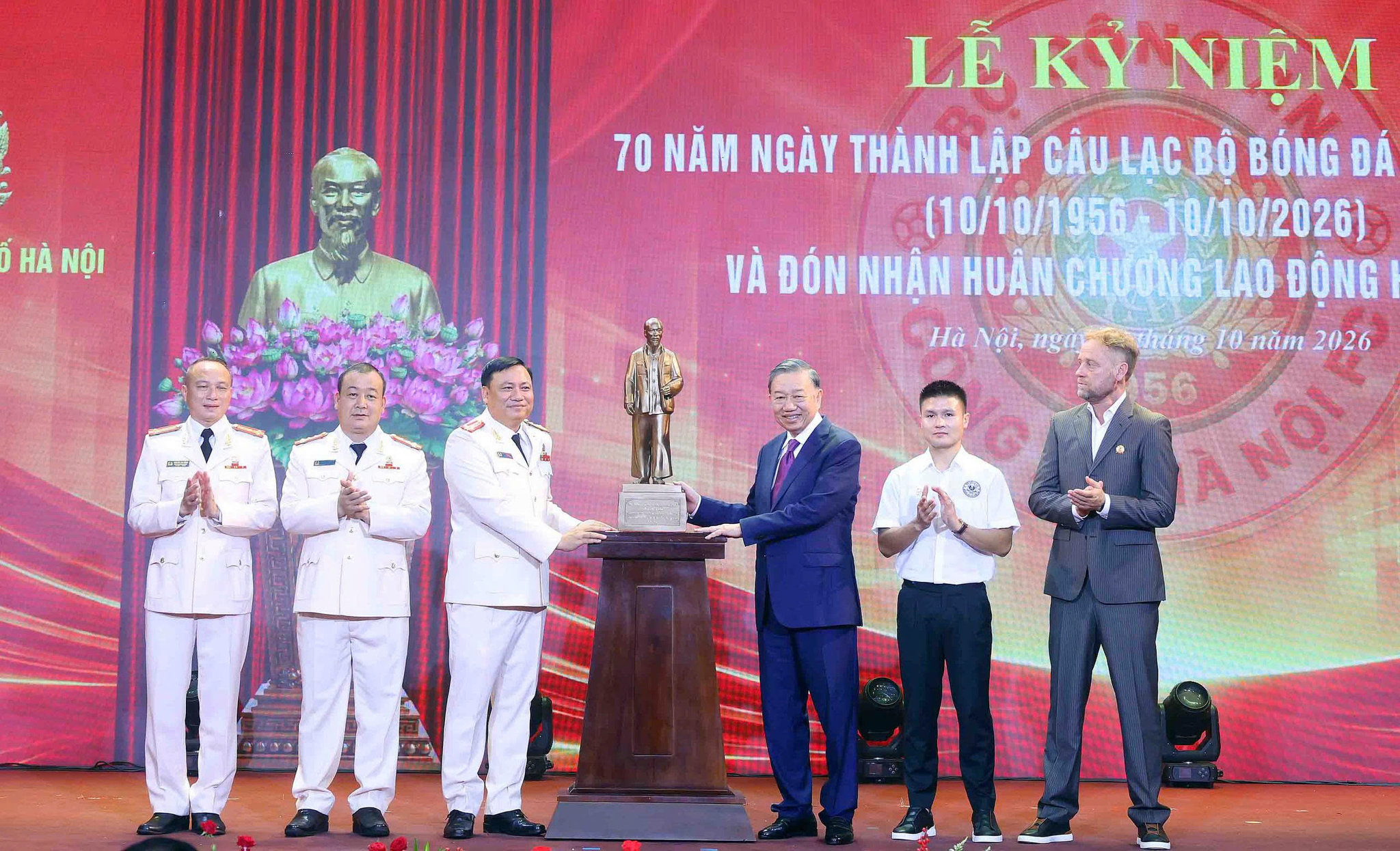 Tổng Bí thư, Chủ tịch nước Tô Lâm trao bức tượng Chủ tịch Hồ Chí Minh tặng Câu lạc bộ Bóng đá Công an Hà Nội