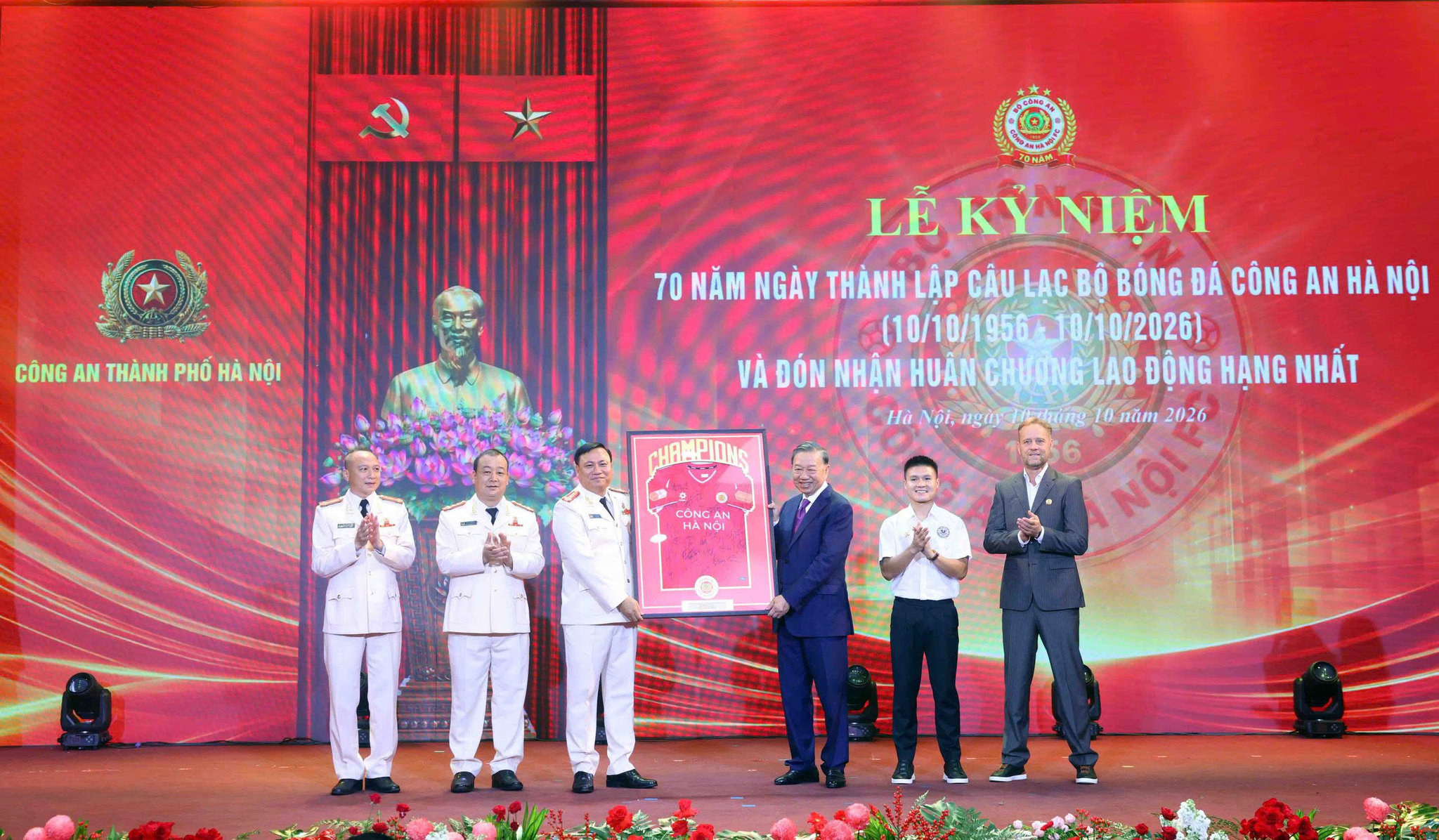 Câu lạc bộ Bóng đá Công an Hà Nội tặng Tổng Bí thư, Chủ tịch nước Tô Lâm chiếc áo thi đấu truyền thống của đội bóng