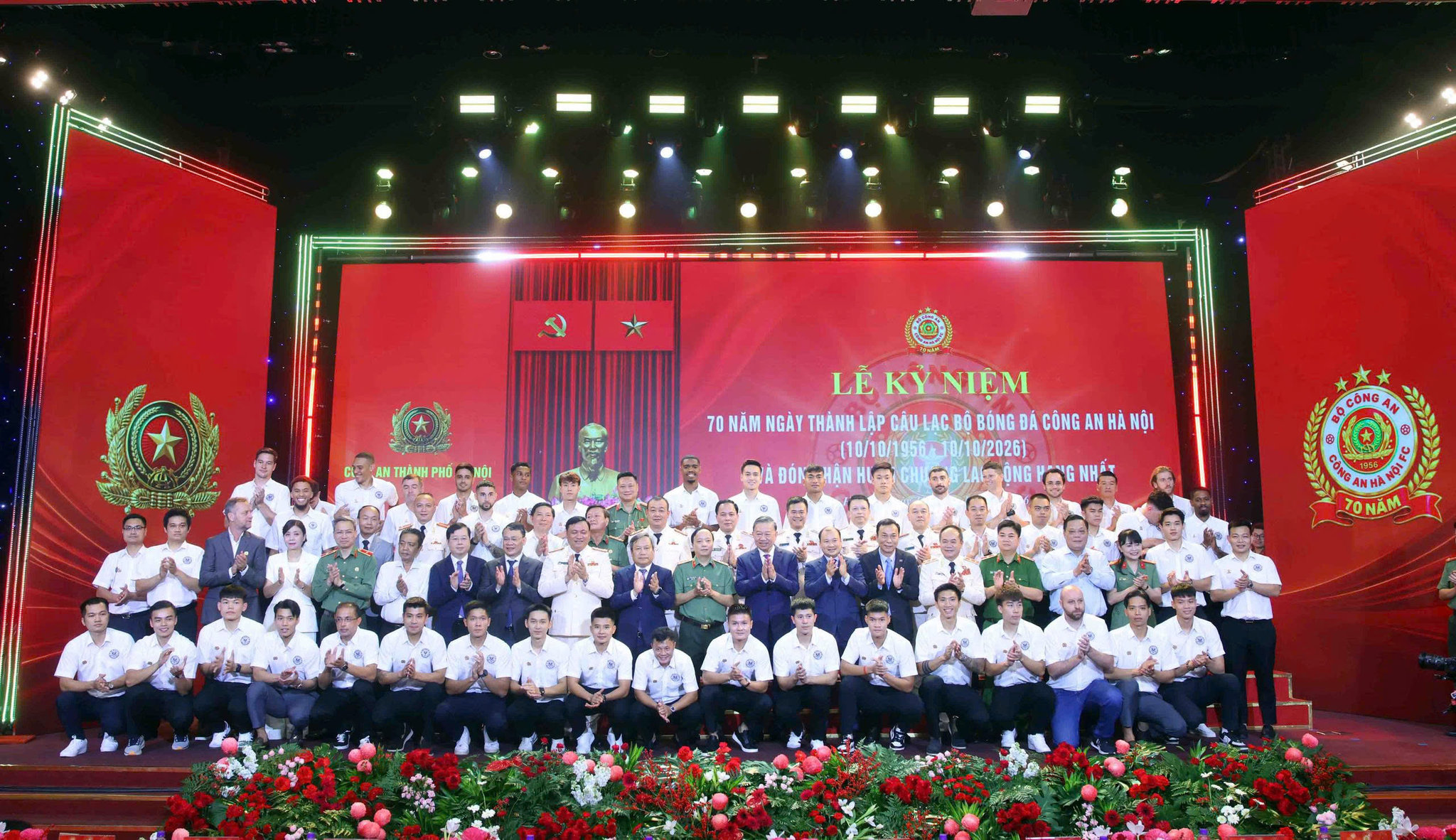 Các đại biểu chụp ảnh lưu niệm tại chương trình