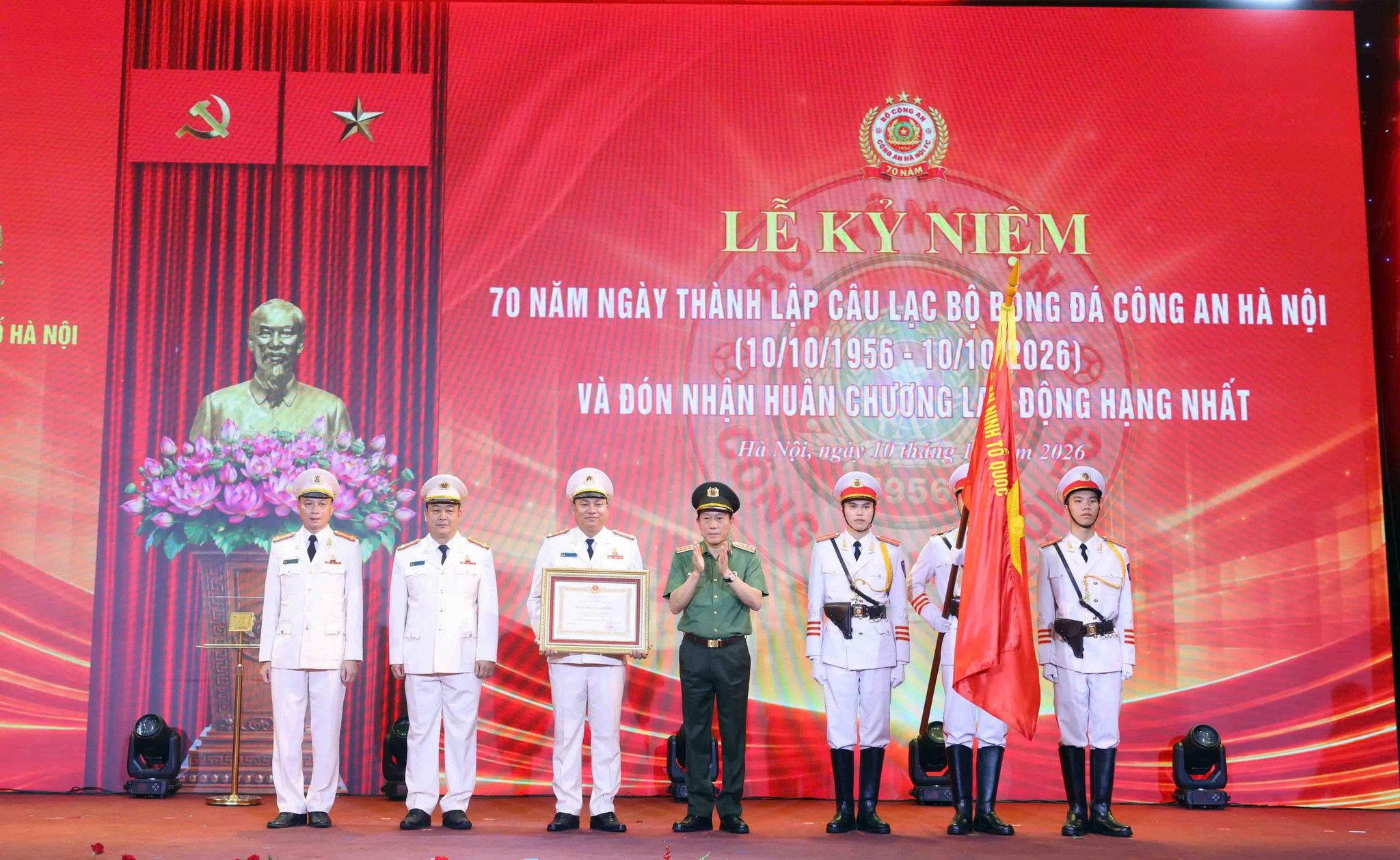 Bộ trưởng Bộ Công an, Đại tướng Lương Tam Quang, Chủ tịch Hiệp hội Thể thao Công an nhân dân trao Huân chương Lao động hạng Nhất tặng Câu lạc bộ Bóng đá Công an Hà Nội