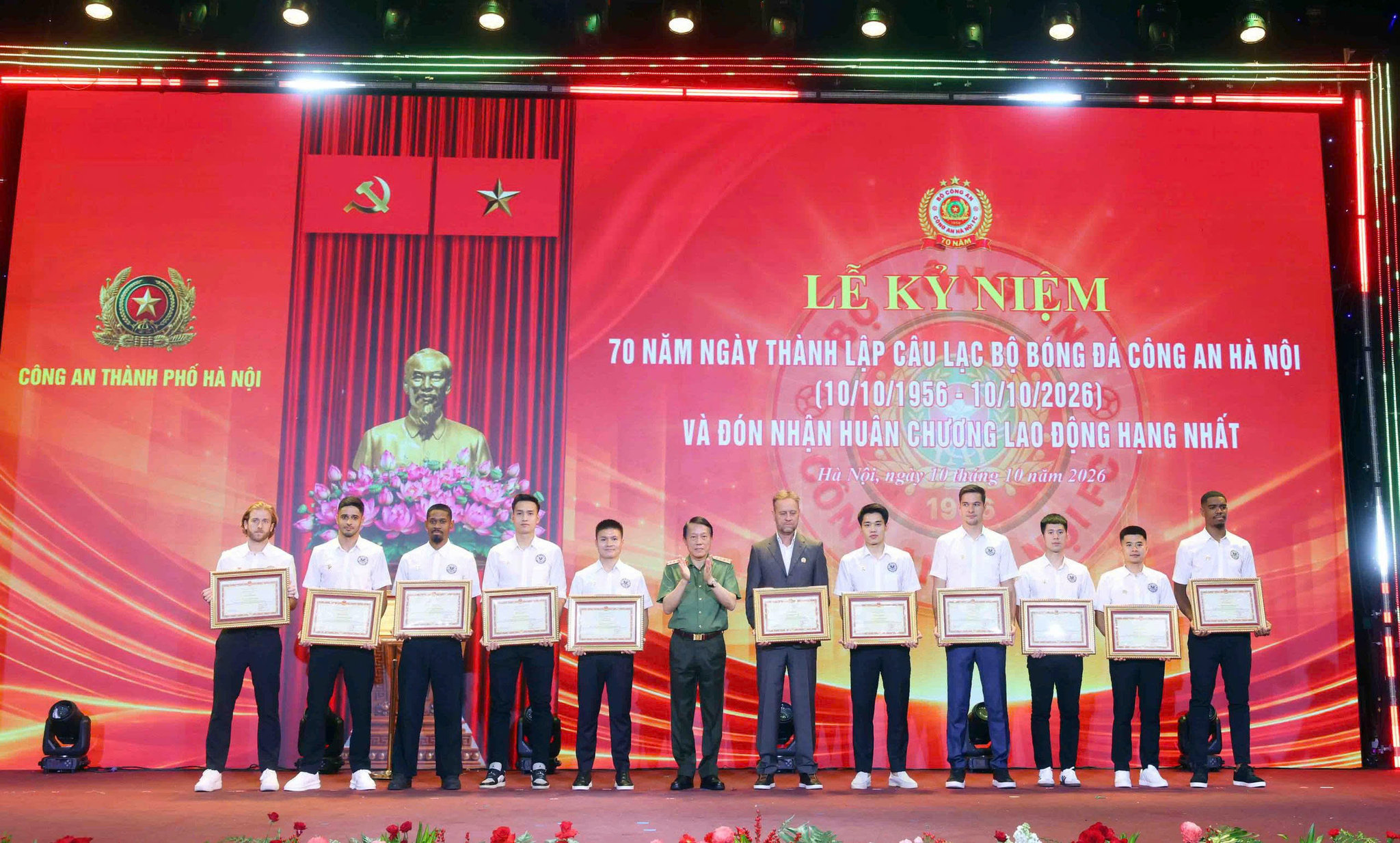 Bộ trưởng Bộ Công an, Đại tướng Lương Tam Quang trao Bằng khen cho đội ngũ huấn luyện viên và cầu thủ