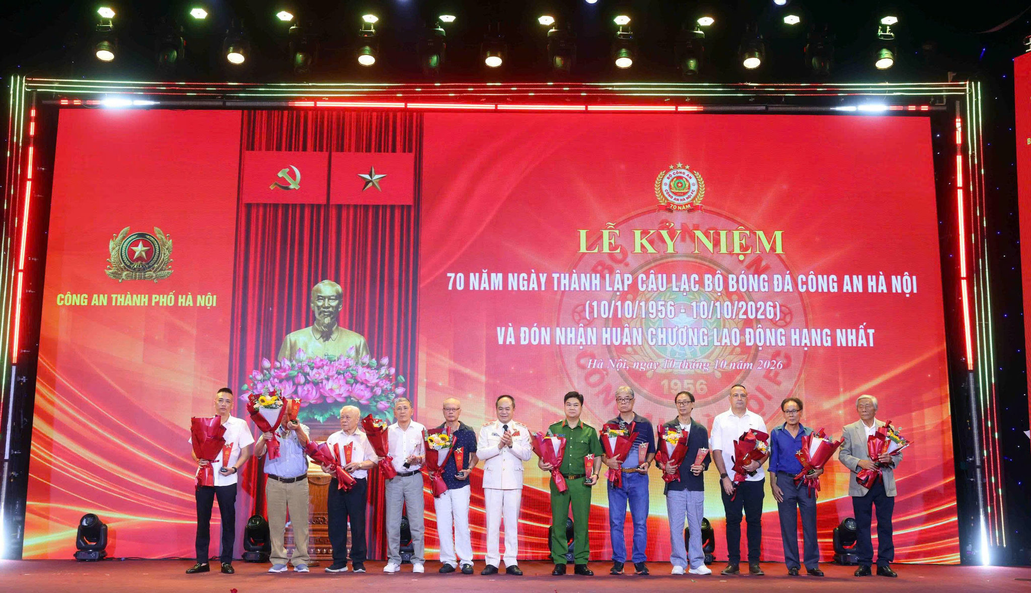 Đại diện lãnh đạo Công an TP. Hà Nội tri ân các thế hệ cựu danh thủ Câu lạc bộ bóng đá Công an Hà Nội
