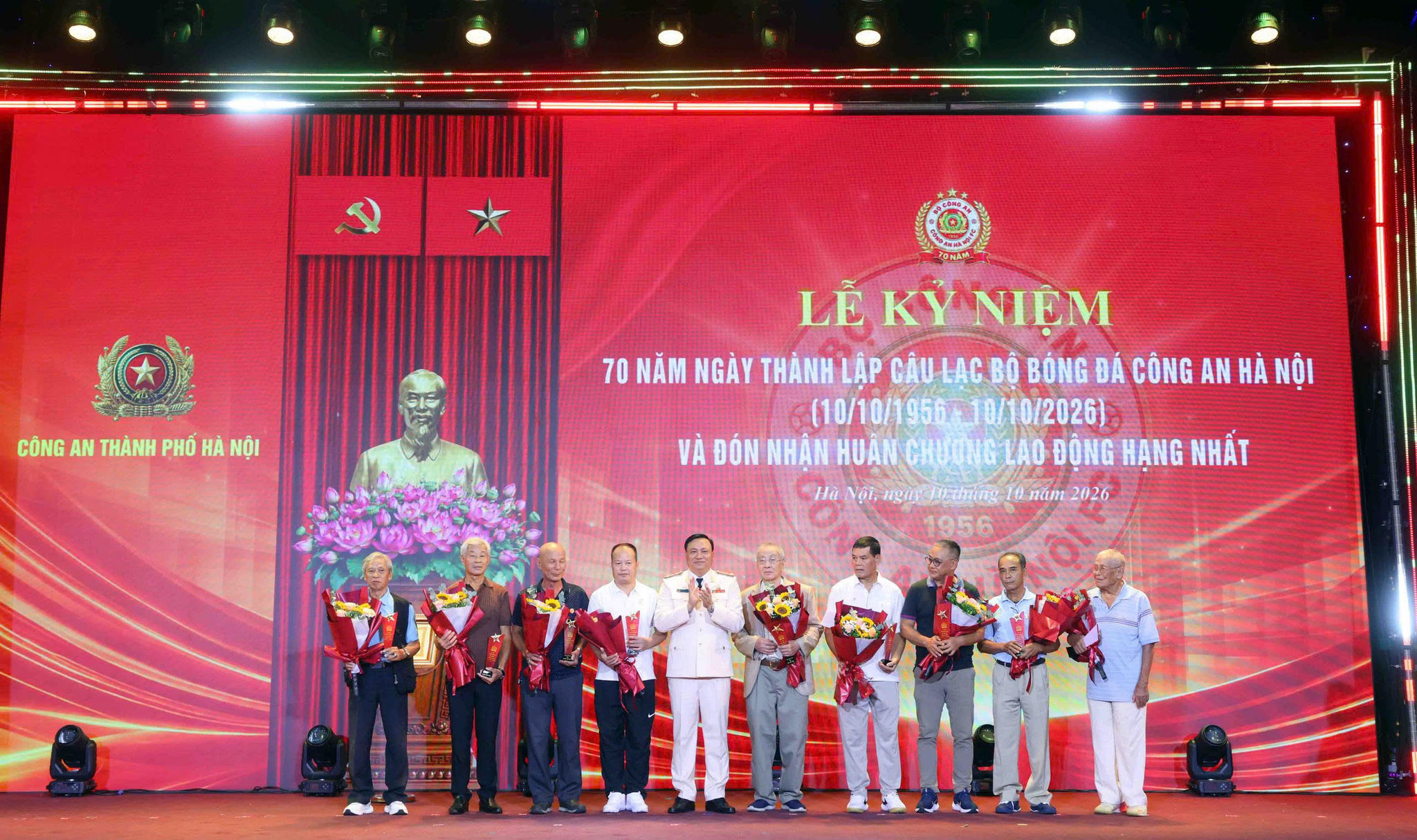 Đại diện lãnh đạo Công an TP. Hà Nội tri ân các thế hệ cựu danh thủ Câu lạc bộ bóng đá Công an Hà Nội