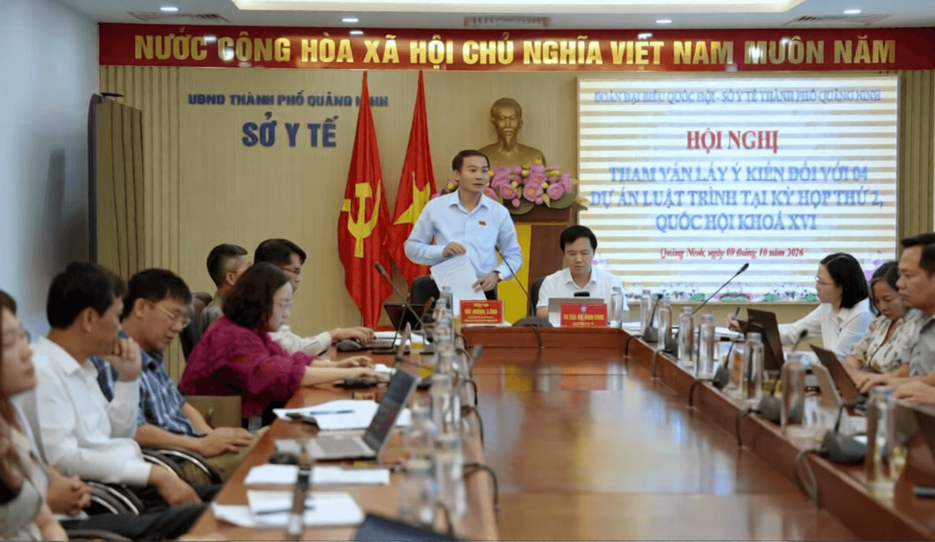 ĐBQH Vũ Ngọc Lâm thay mặt Đoàn ĐBQH thành phố Quảng Ninh ghi nhận các ý kiến đóng góp