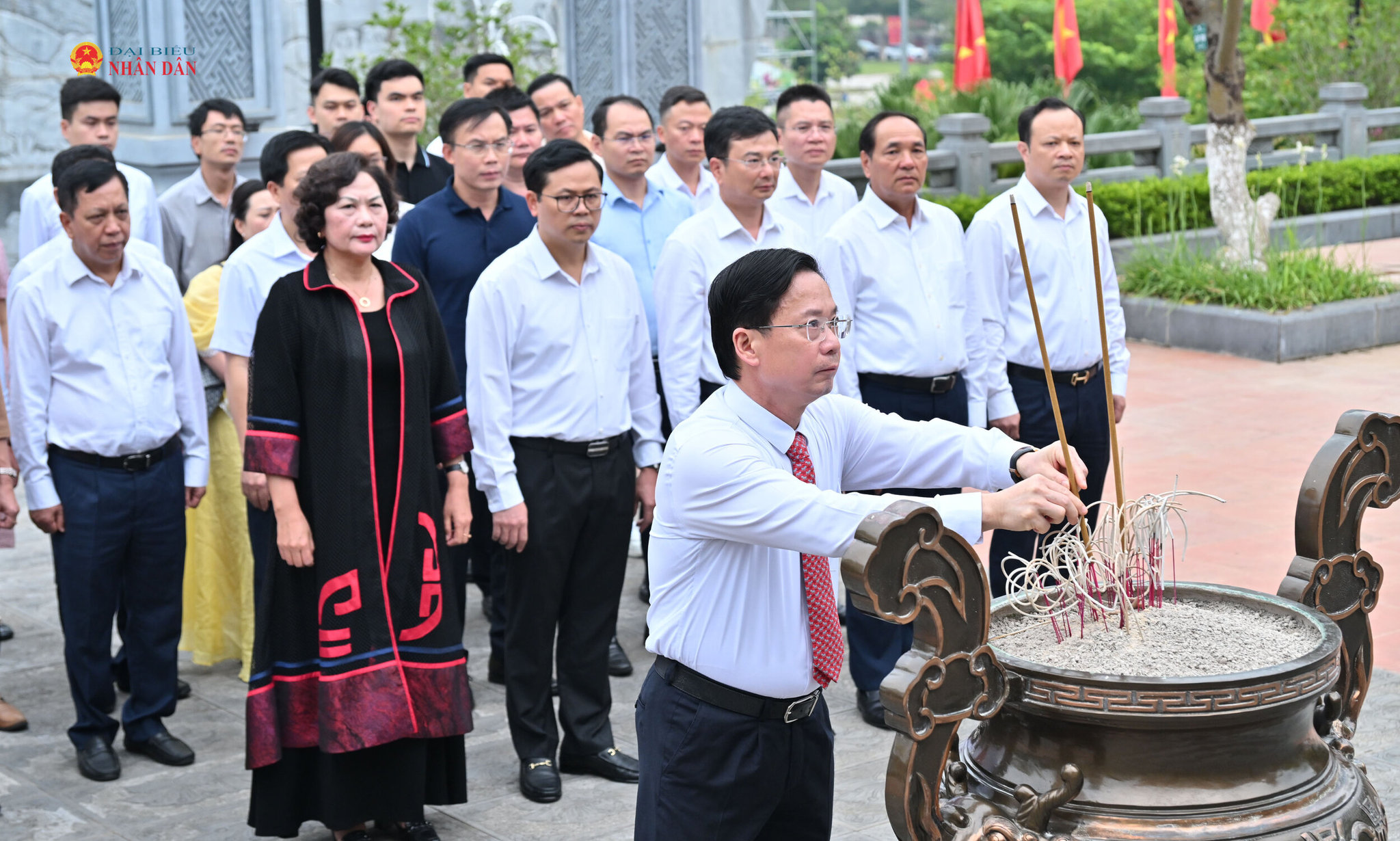 Bí thư tỉnh ủy, Trưởng đoàn ĐBQH tỉnh Sơn La Hoàng Văn Nghiệm dâng hương tại Đền thờ Bác Hồ