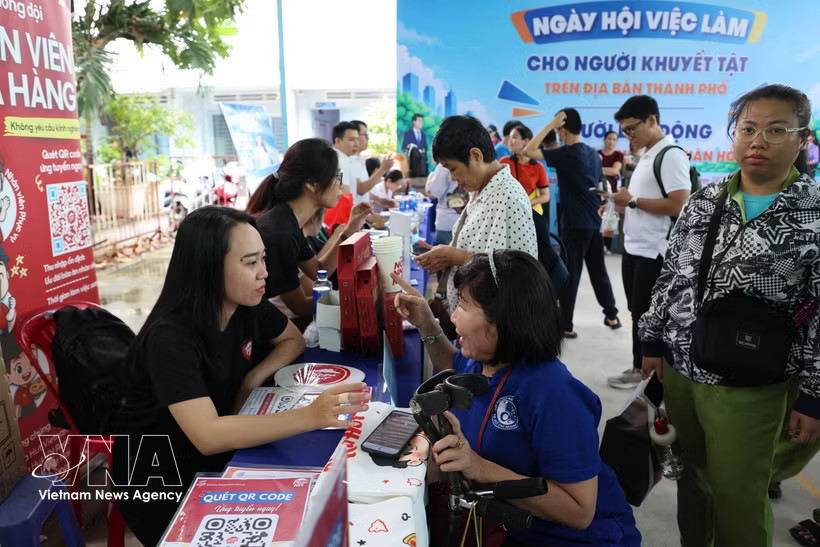 A large number of people with disabilities come to seek opportunities at a job fair for them in Ho Chi Minh City. (Photo: VNA)