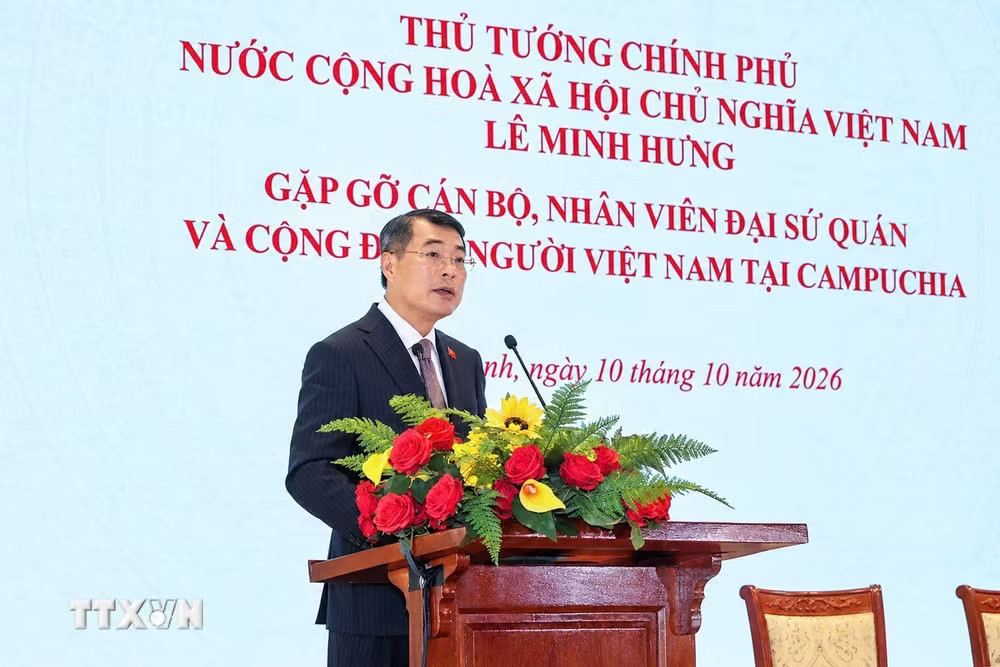 Thủ tướng Lê Minh Hưng phát biểu tại buổi gặp gỡ cán bộ, nhân viên Đại sứ quán và cộng đồng người Việt Nam tại Campuchia