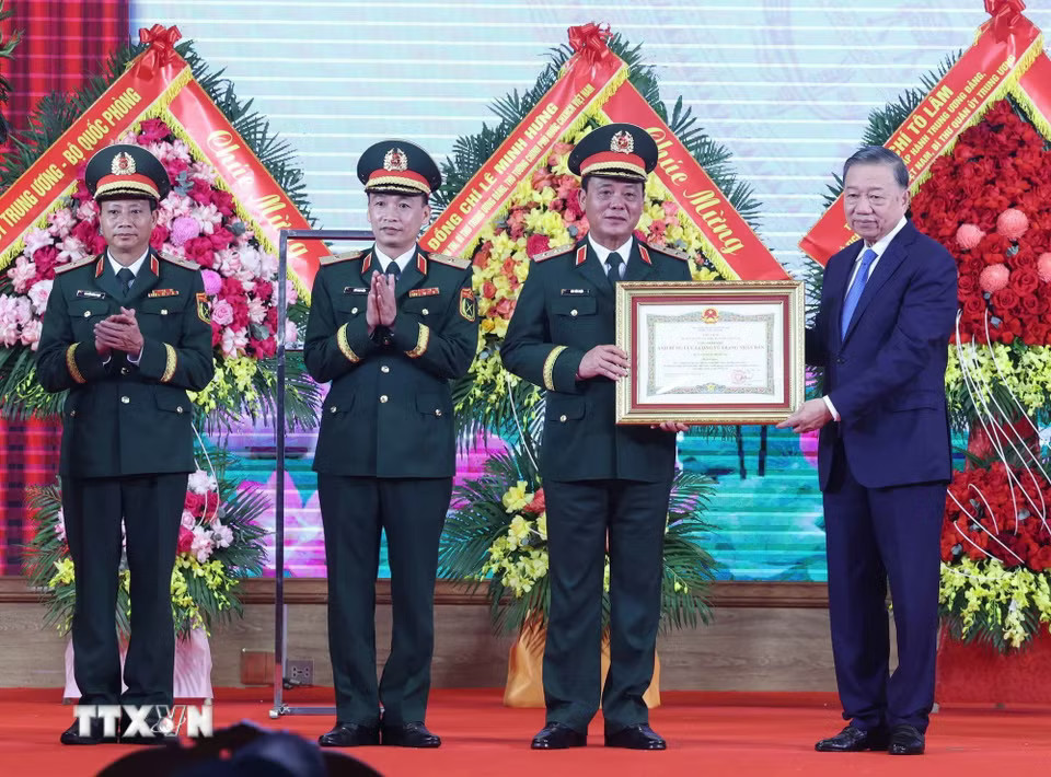 Tổng Bí thư, Chủ tịch nước Tô Lâm trao Danh hiệu Anh hùng Lực lượng Vũ trang Nhân dân tặng Bộ Tư lệnh Thủ đô Hà Nội
