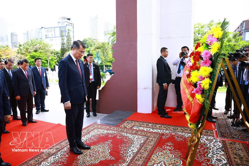 Prime Minister Le Minh Hung pays tribute to late Cambodian King Norodom Sihanouk (Photo: VNA)