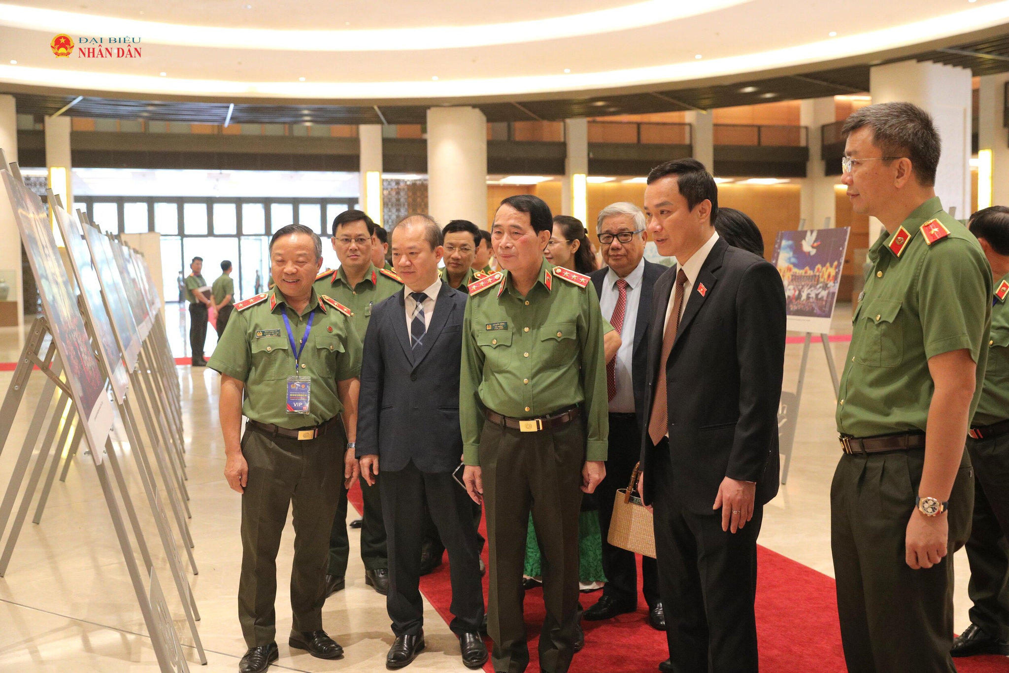 Các đại biểu tham quan triển lãm 3