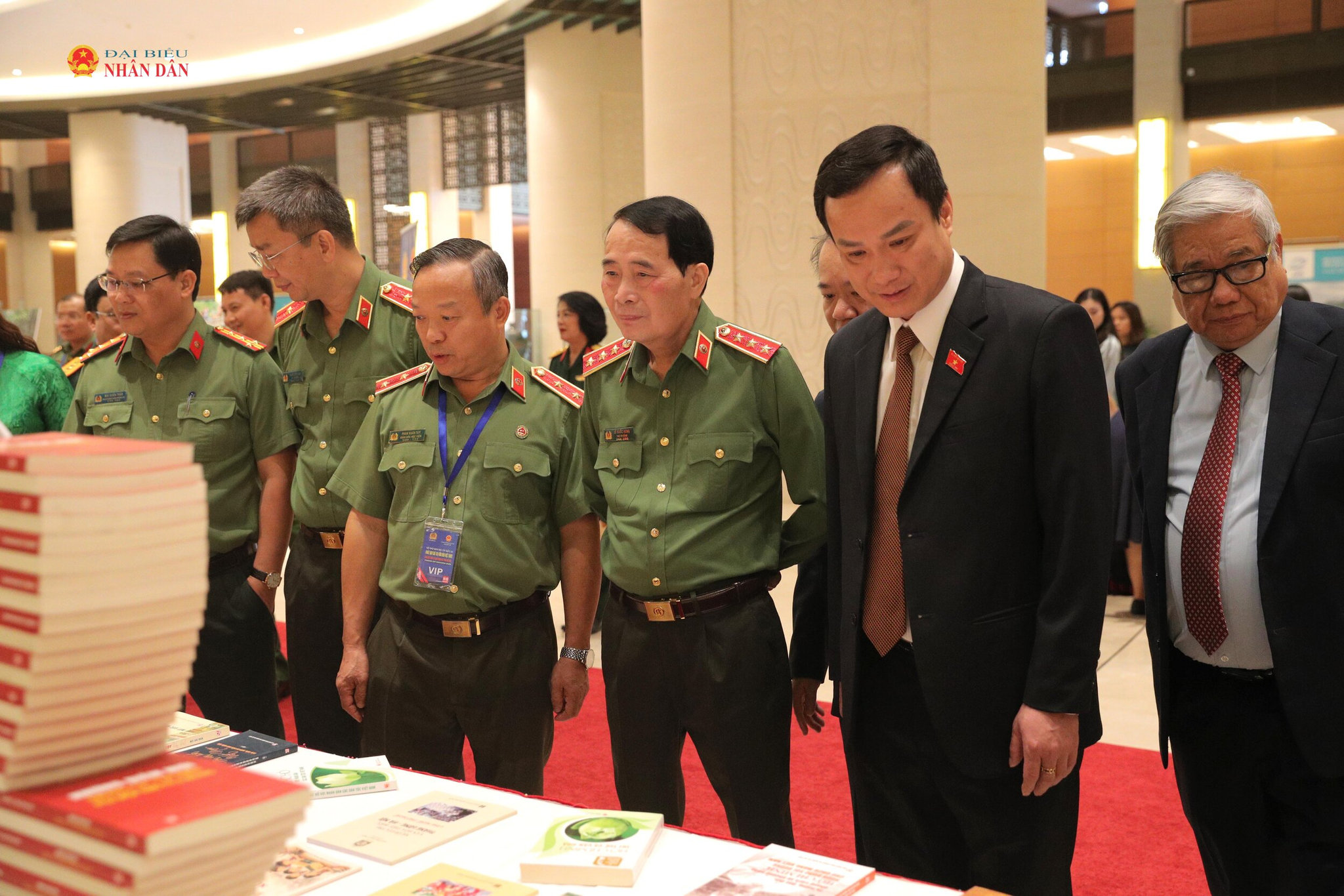 Các đại biểu tham quan triển lãm