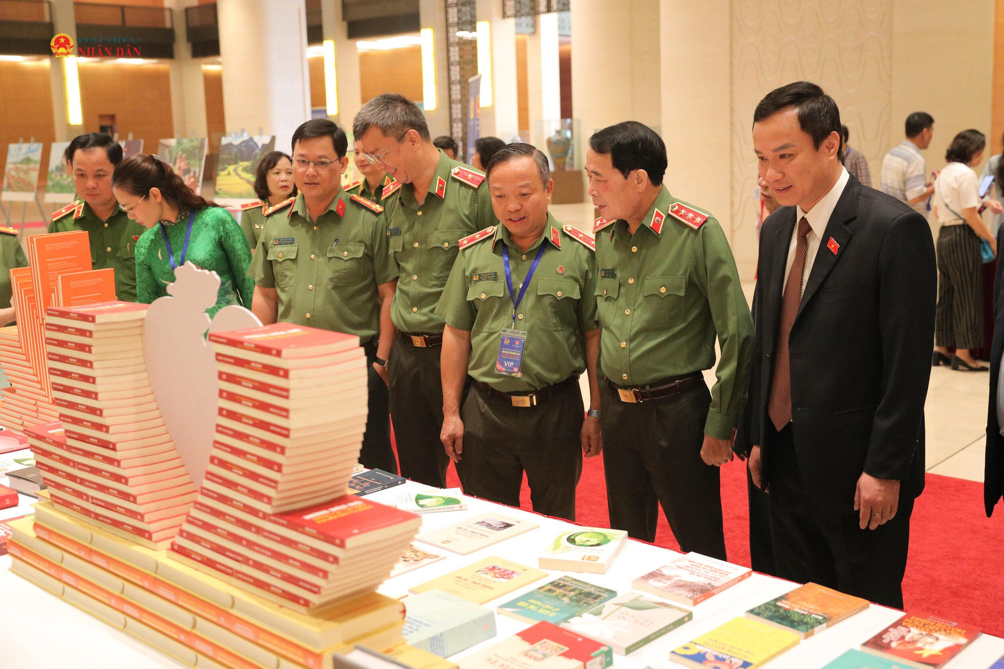 Các đại biểu tham quan