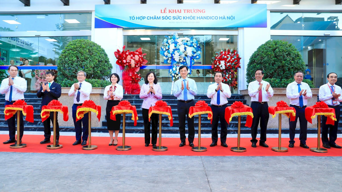 Trưởng ban Tổ chức Trung ương Nguyễn Duy Ngọc, Bí thư Thành ủy Hà Nội Trần Đức Thắng và các đồng chí lãnh đạo Trung ương, thành phố Hà Nội thực hiện nghi thức cắt băng khai trương Tổ hợp chăm sóc sức khỏe HANDICO Hà Nội.