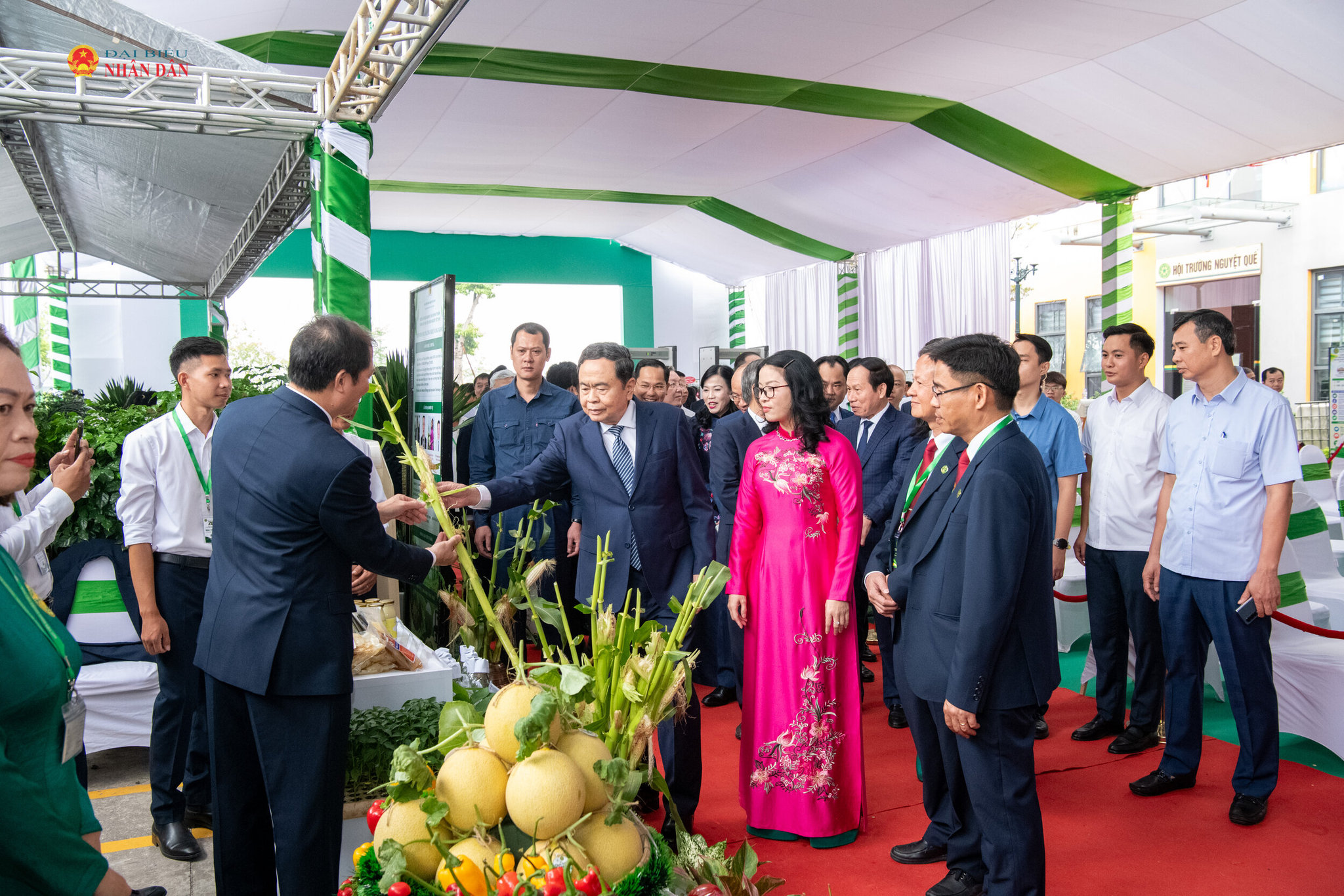 Chủ tịch Quốc hội Chủ tịch Quốc hội Trần Thanh Mẫn thăm các gian hàng trưng bày của Học viện Nông nghiệp Việt Nam.2