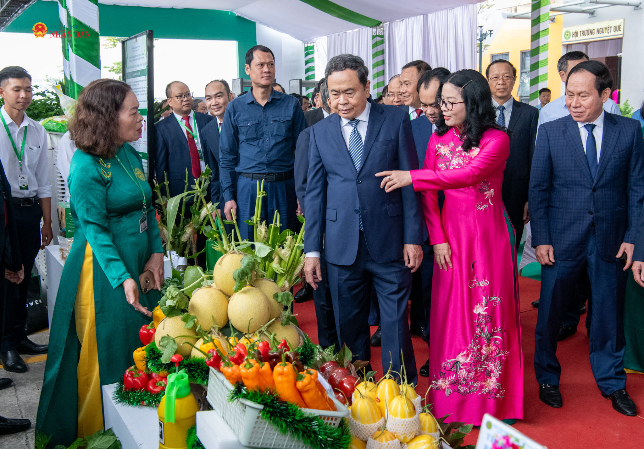 Chủ tịch Quốc hội Chủ tịch Quốc hội Trần Thanh Mẫn thăm các gian hàng trưng bày của Học viện Nông nghiệp Việt Nam.4