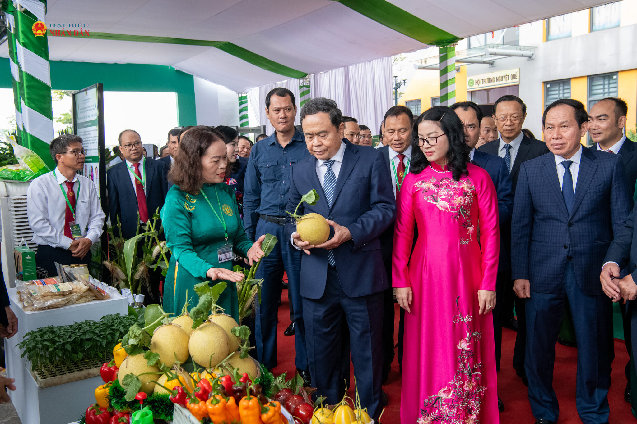 Chủ tịch Quốc hội Chủ tịch Quốc hội Trần Thanh Mẫn thăm các gian hàng trưng bày của Học viện Nông nghiệp Việt Nam.6