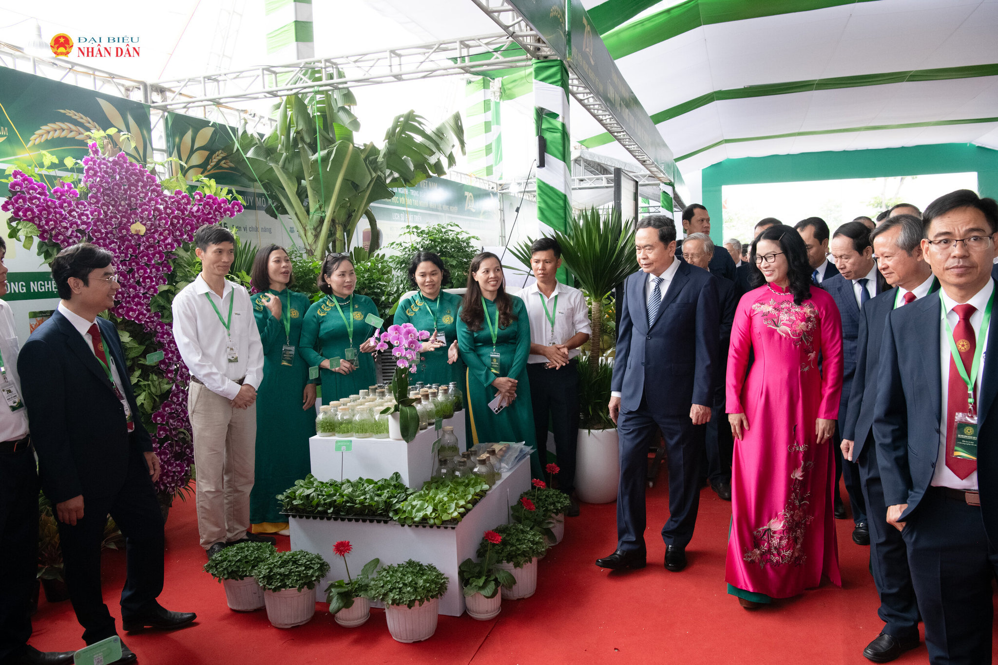 Chủ tịch Quốc hội Chủ tịch Quốc hội Trần Thanh Mẫn thăm các gian hàng trưng bày của Học viện Nông nghiệp Việt Nam.8