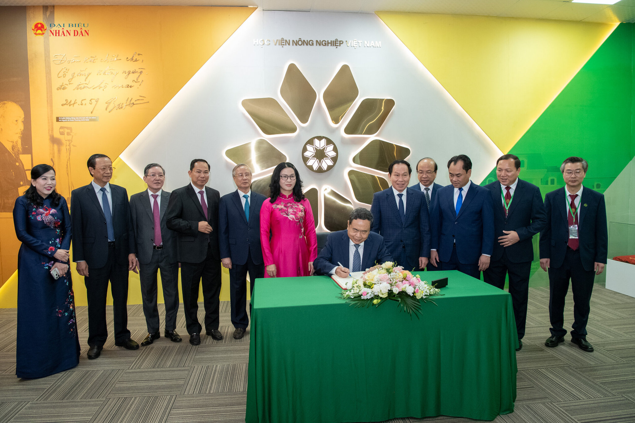 Chủ tịch Quốc hội Trần Thanh Mẫn ghi sổ vàng truyền thống Học viện Nông nghiệp Việt Nam.1