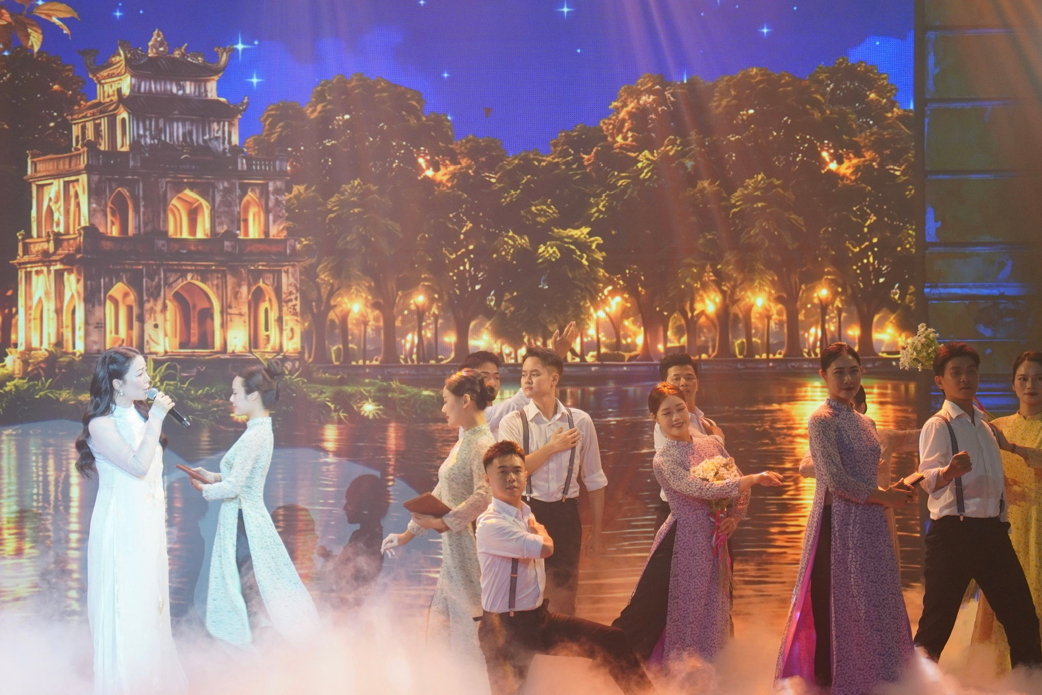 Một trong những điểm nhấn của Lễ kỷ niệm là chương trình sử thi nghệ thuật “70 năm - Một biểu tượng: Di sản tự hào, màu áo khát vọng”