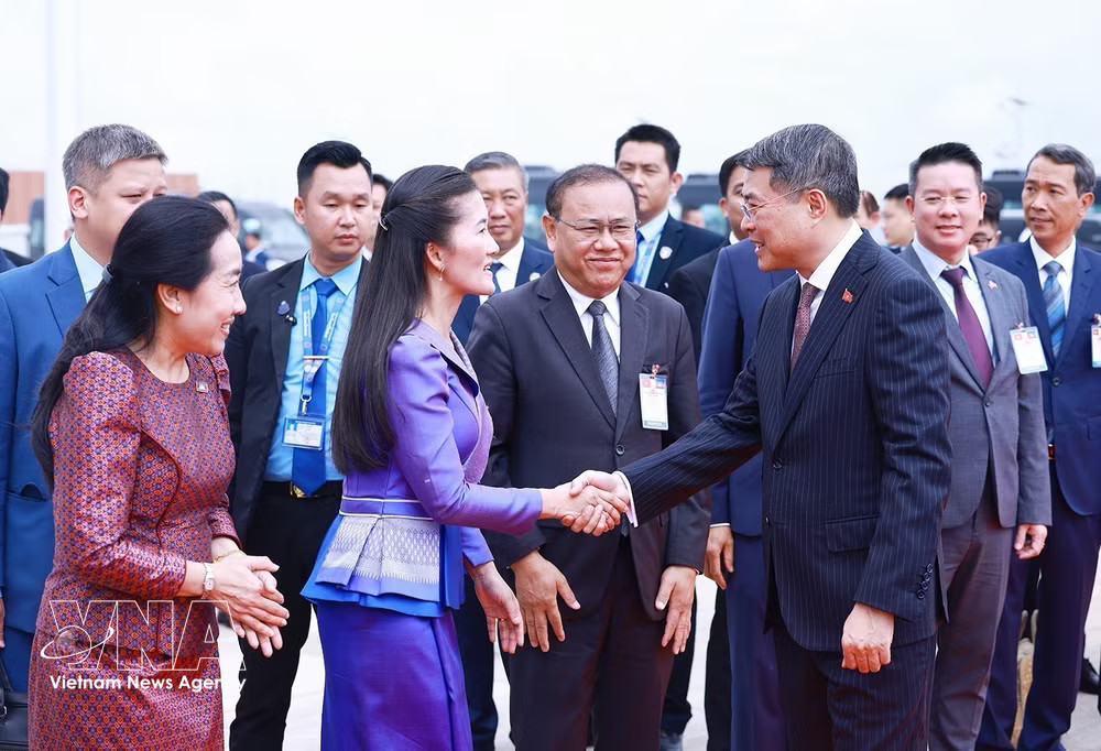 Prime Minister Le Minh Hung bids farewell to Cambodian officials before departing Phnom Penh at noon October 10. (Photo: VNA) vnanet-pm-le-minh-hung-wraps-up-official-visit-to-cambodia-2.jpg