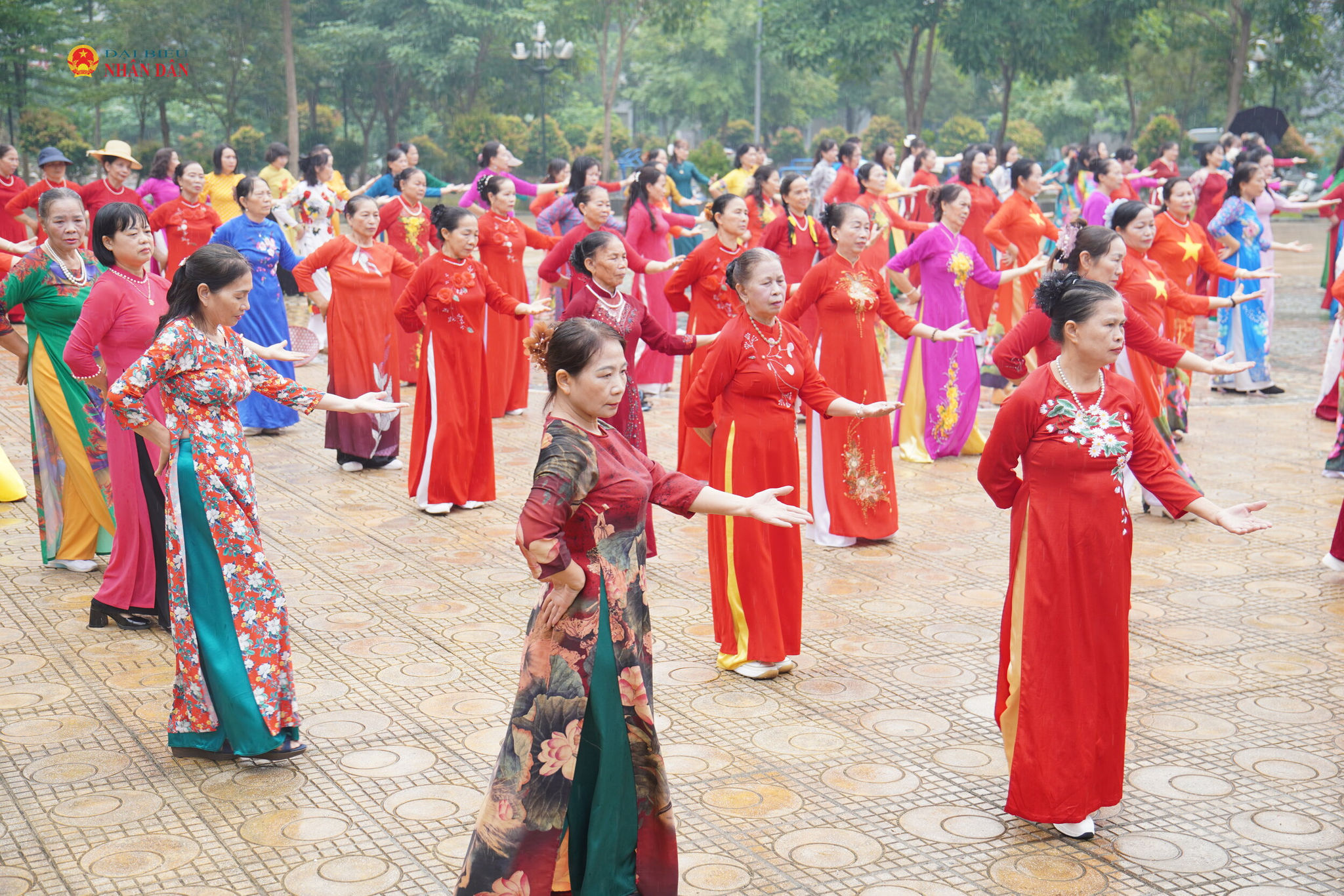 Hoạt động đồng diễn thể hiện tinh thần đoàn kết, sự đồng lòng của cán bộ, hội viên Hội Phụ nữ, góp phần thắt chặt tình đoàn kết, tạo khí thế sôi nổi trong các phong trào thi đua của Hội.
