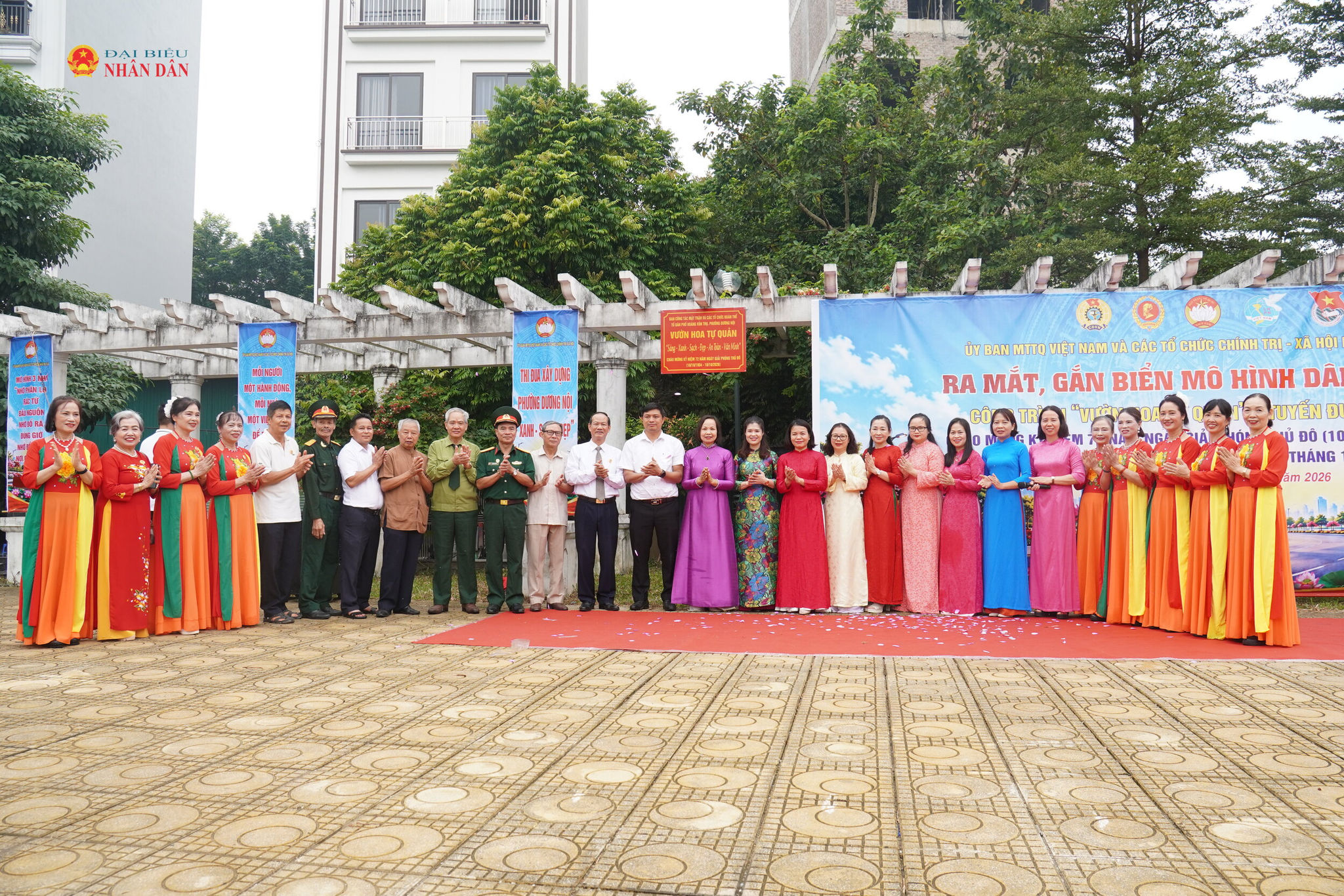 Các đại biểu thực hiện nghi thức ra mắt Công trình vườn hoa tự quản tại tổ dân phố Hoàng Văn Thụ.