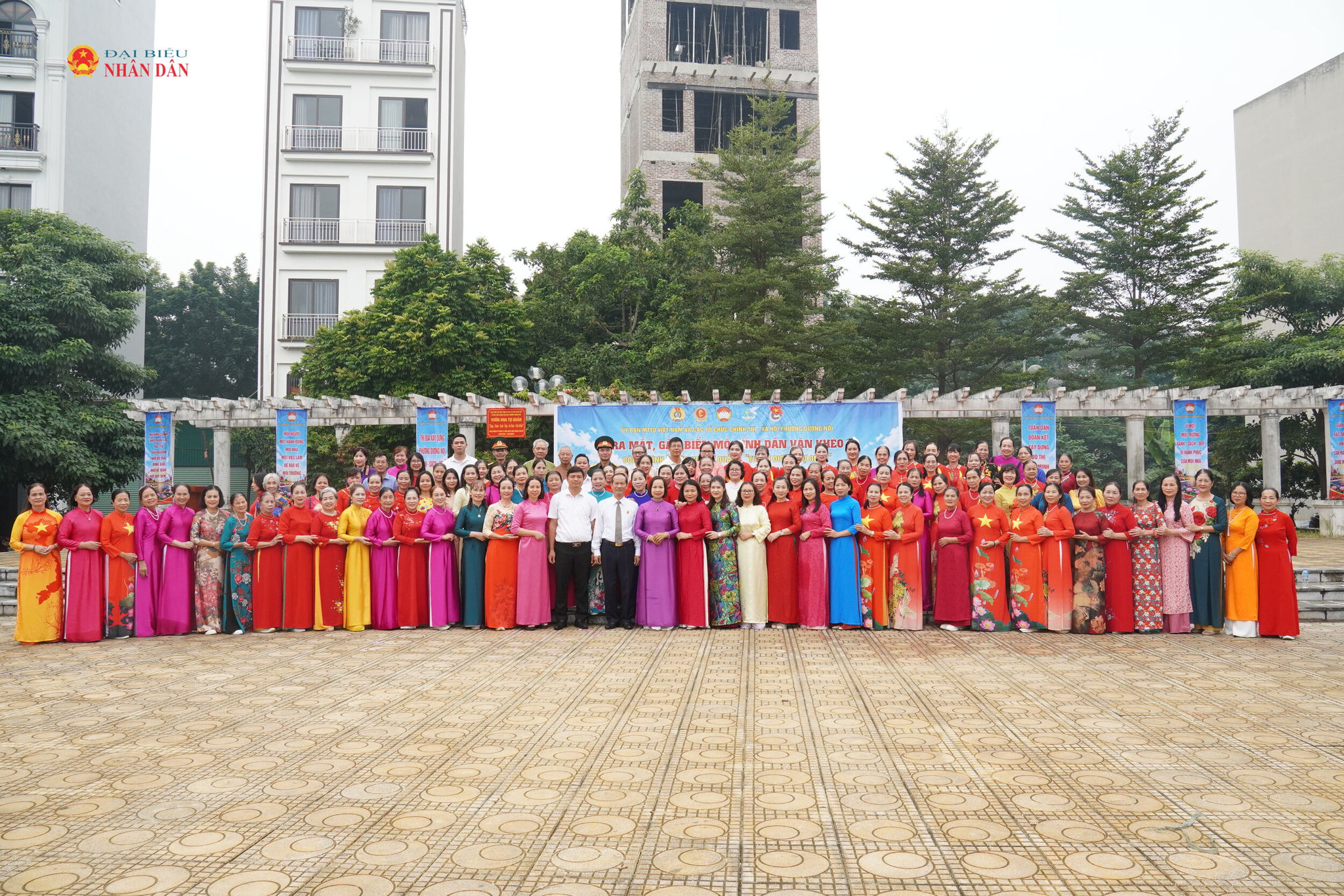 Các đại biểu chụp ảnh lưu niệm tại chương trình.