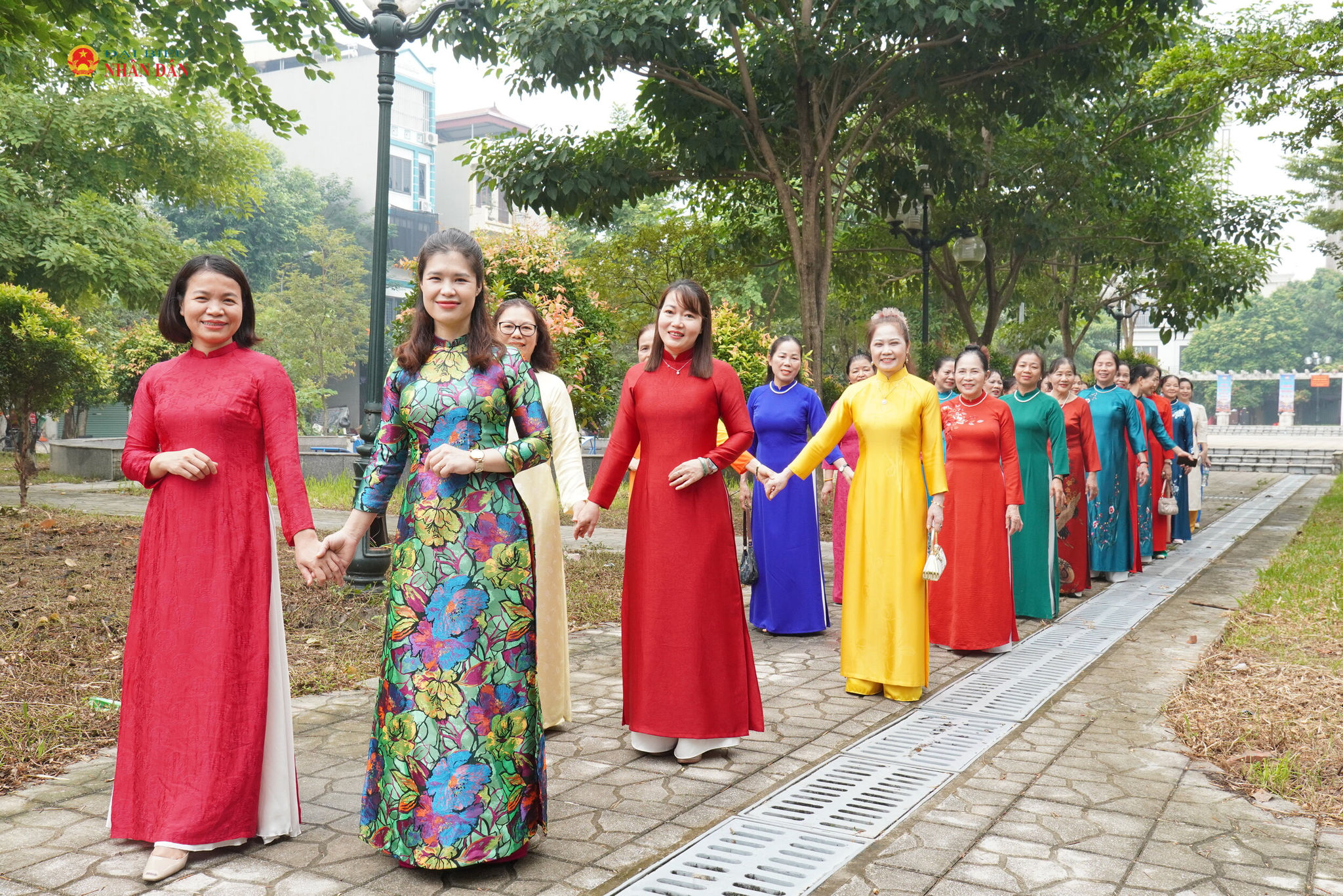 Điểm nhấn tại chương trình là màn diễu hành trang phục truyền thống với sự tham gia của hơn 300 cán bộ, nhân dân tôn vinh vẻ đẹp duyên dáng của phụ nữ Việt Nam.