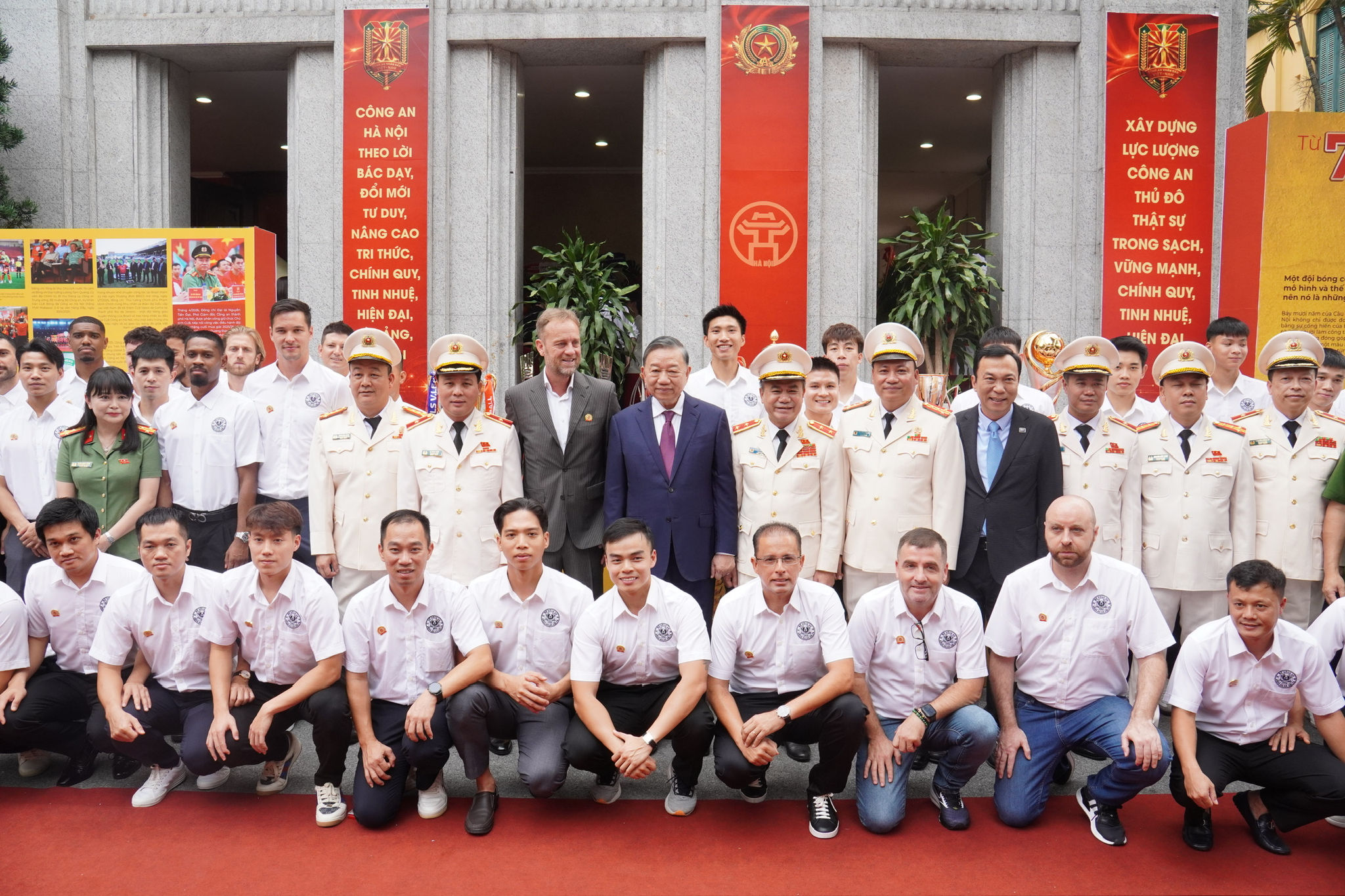 Tổng Bí thư, Chủ tịch nước Tô Lâm chụp ảnh lưu niệm cùng tập thể Câu lạc bộ Bóng đá Công an Hà Nội