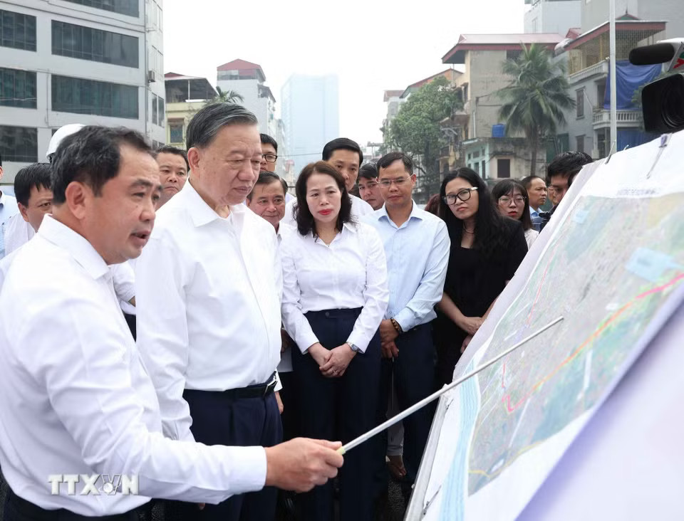 Tổng Bí thư, Chủ tịch nước Tô Lâm kiểm tra việc thực hiện dự án đường Vành đai 2,5 thuộc địa bàn phường Cầu Giấy