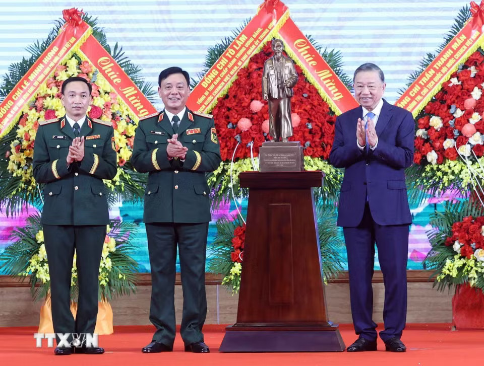 Tổng Bí thư, Chủ tịch nước Tô Lâm tặng bức tượng Chủ tịch Hồ Chí Minh cho Bộ Tư lệnh Thủ đô Hà Nội