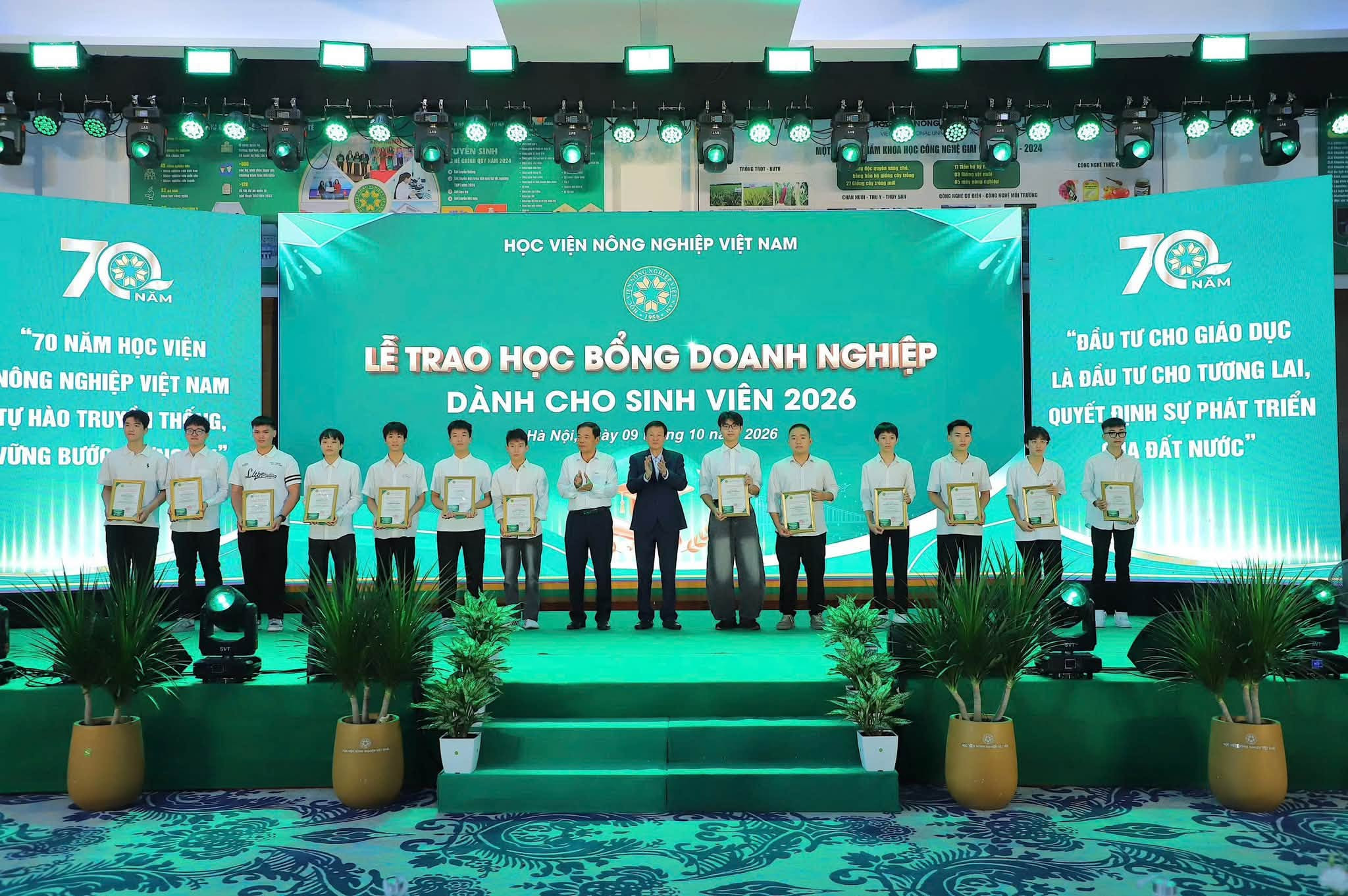 Học viện Nông nghiệp Việt Nam trao học bổng do doanh nghiệp tài trợ cho sinh viên năm học 2026-2027