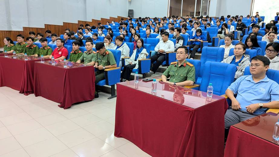 Đại biểu, sinh viên tham dự chương trình