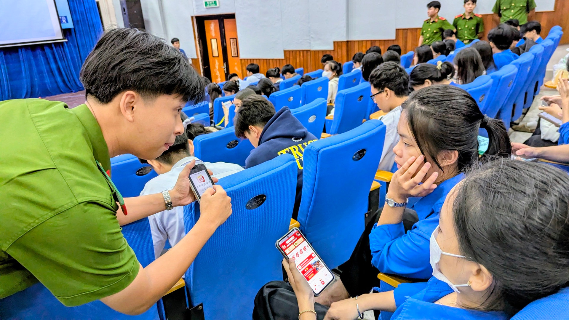 Cán bộ Công an hướng dẫn các sinh viên tích hợp các loại giấy tờ cơ bản lên ứng dụng VNeID
