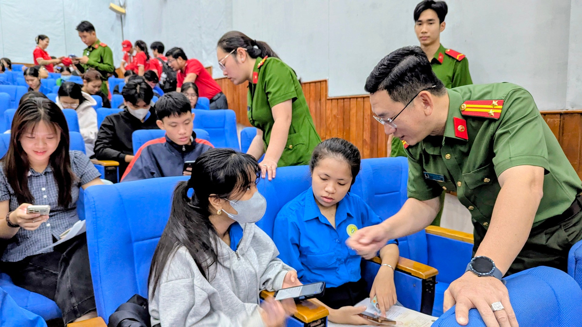 Lực lượng Công an tuyên truyền và trực tiếp hướng dẫn các sinh viên tích hợp các loại giấy tờ cơ bản lên ứng dụng VNeID