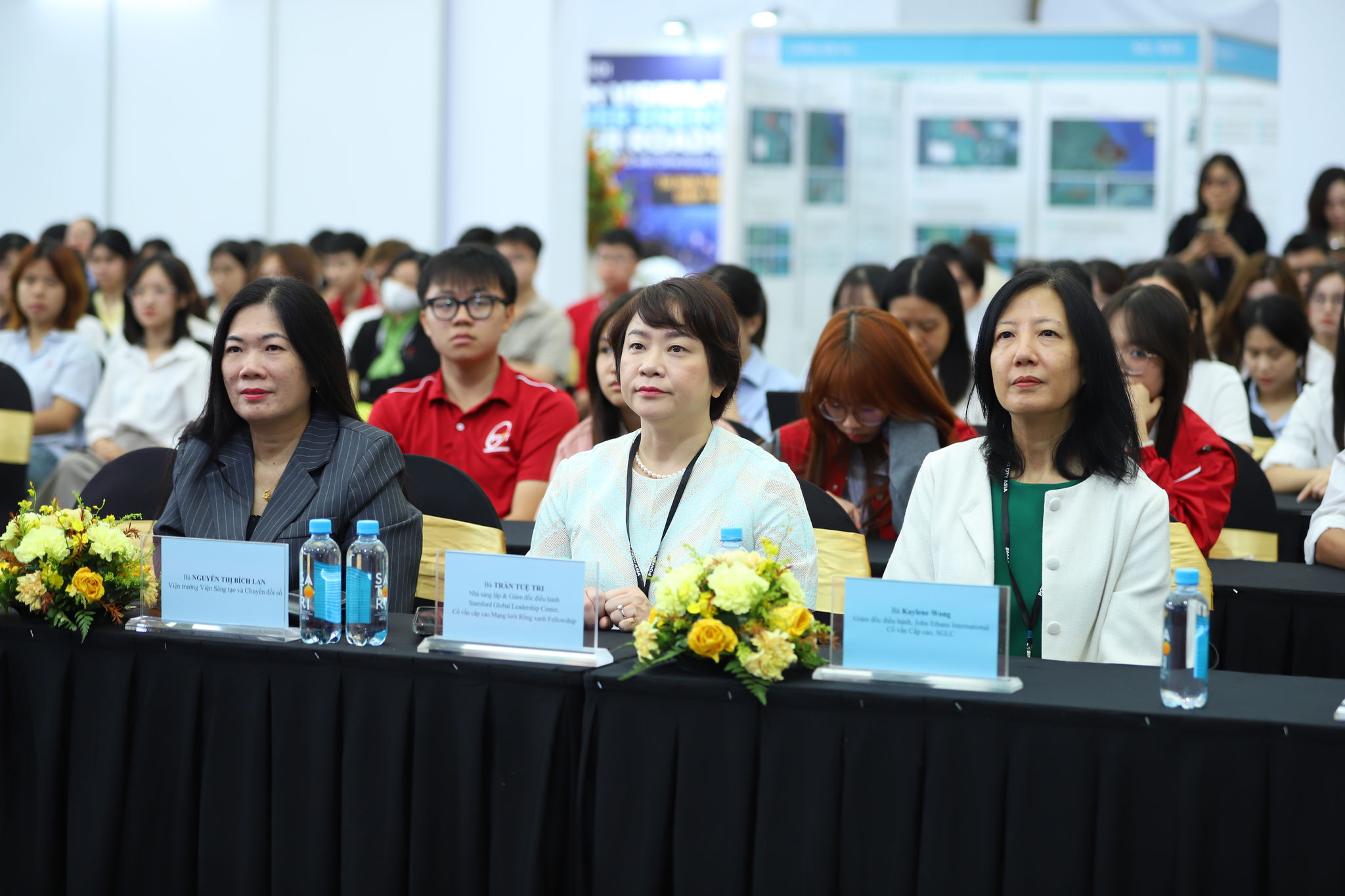 Các đại biểu tham dự Diễn đàn